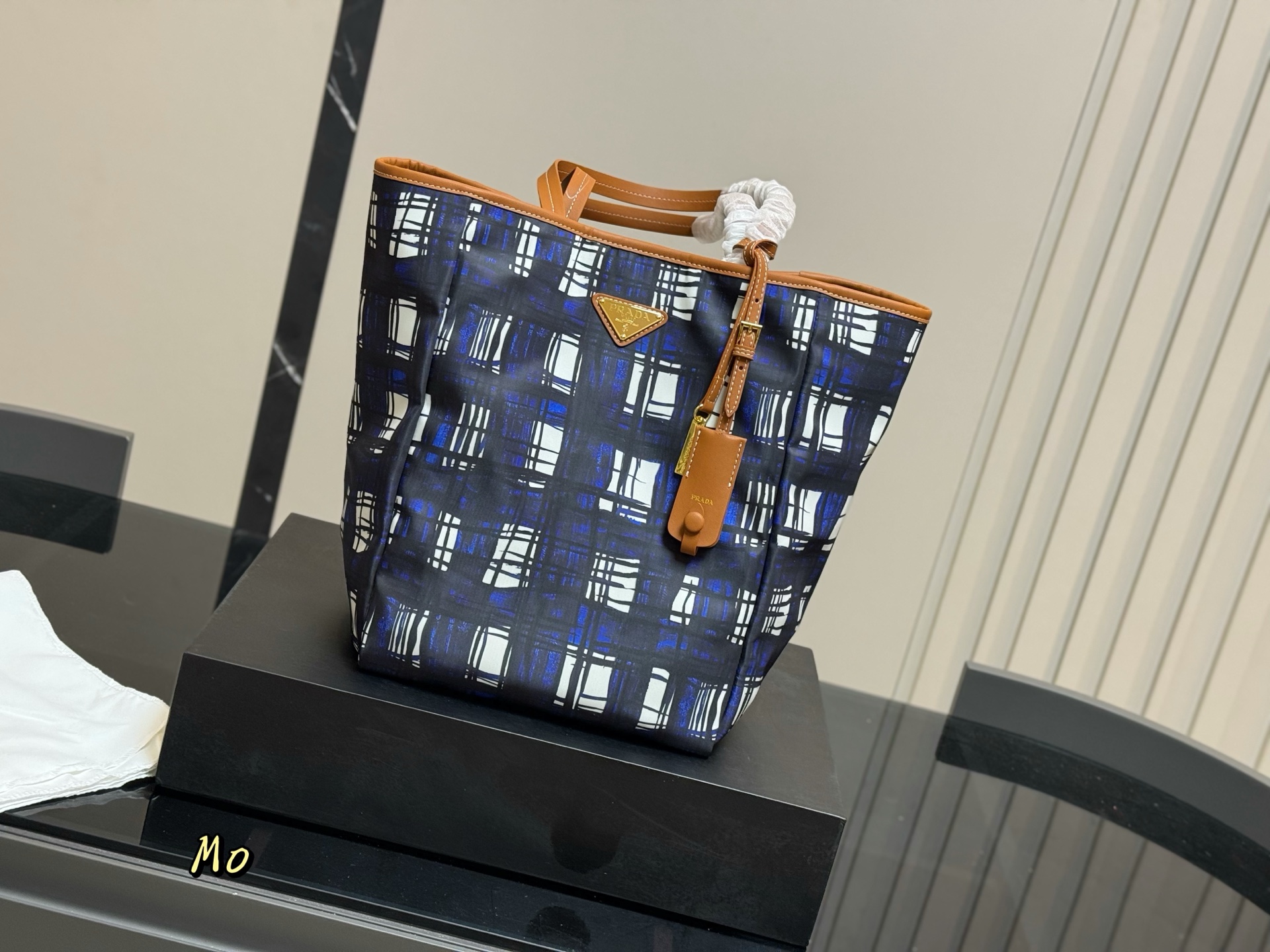 ¥280 配折叠盒

普拉达Prada托特包
精致美丽 高级优雅
很好驾驭，不挑衣服，不挑季节
一年四季都可，可盐可甜
高个子小姐姐背，气质御姐范
小个子的小姐姐背，甜甜女孩一枚
尺寸:23.30cm