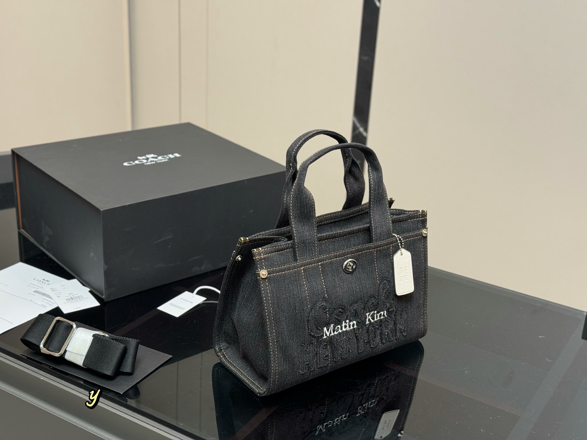Con caja, COACH | Cargo tote, bolso tote de mezclilla, ¡la colección de mezclilla tan esperada por fin ha lle…