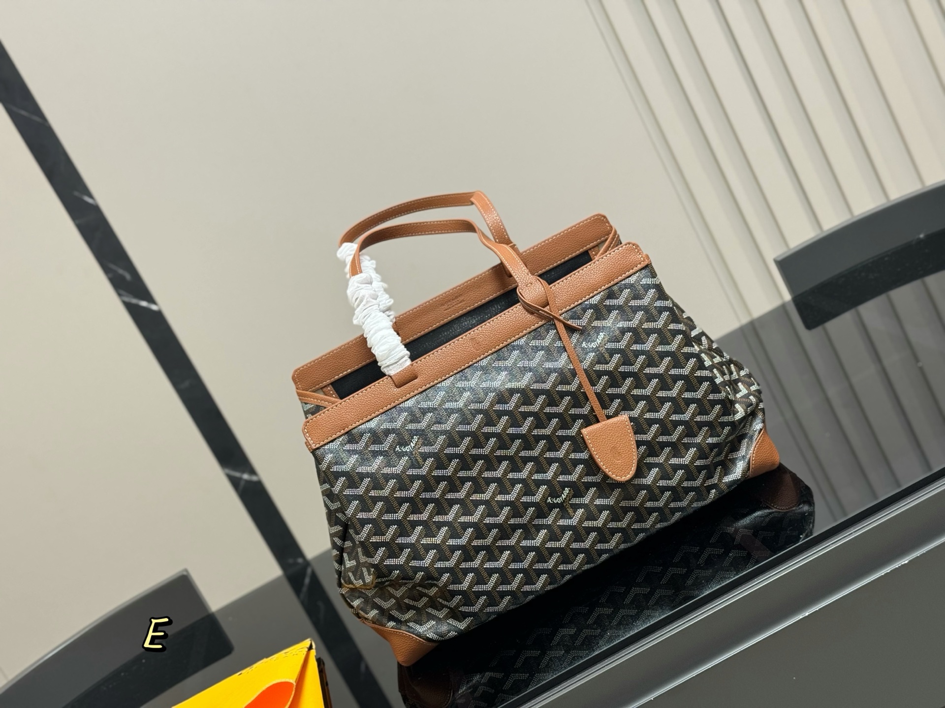 💰380

戈雅打工人的完美通勤包就是它！
goyard bellechasse简直不要太好用！！
容量大 自重超级无敌轻 包型挺拔不容易塌完美装下14寸的电脑 耐造同时也很低调简直就是打工人完美的通勤包包不管是出差还是见客户都超级合适 
尺寸35*25cm