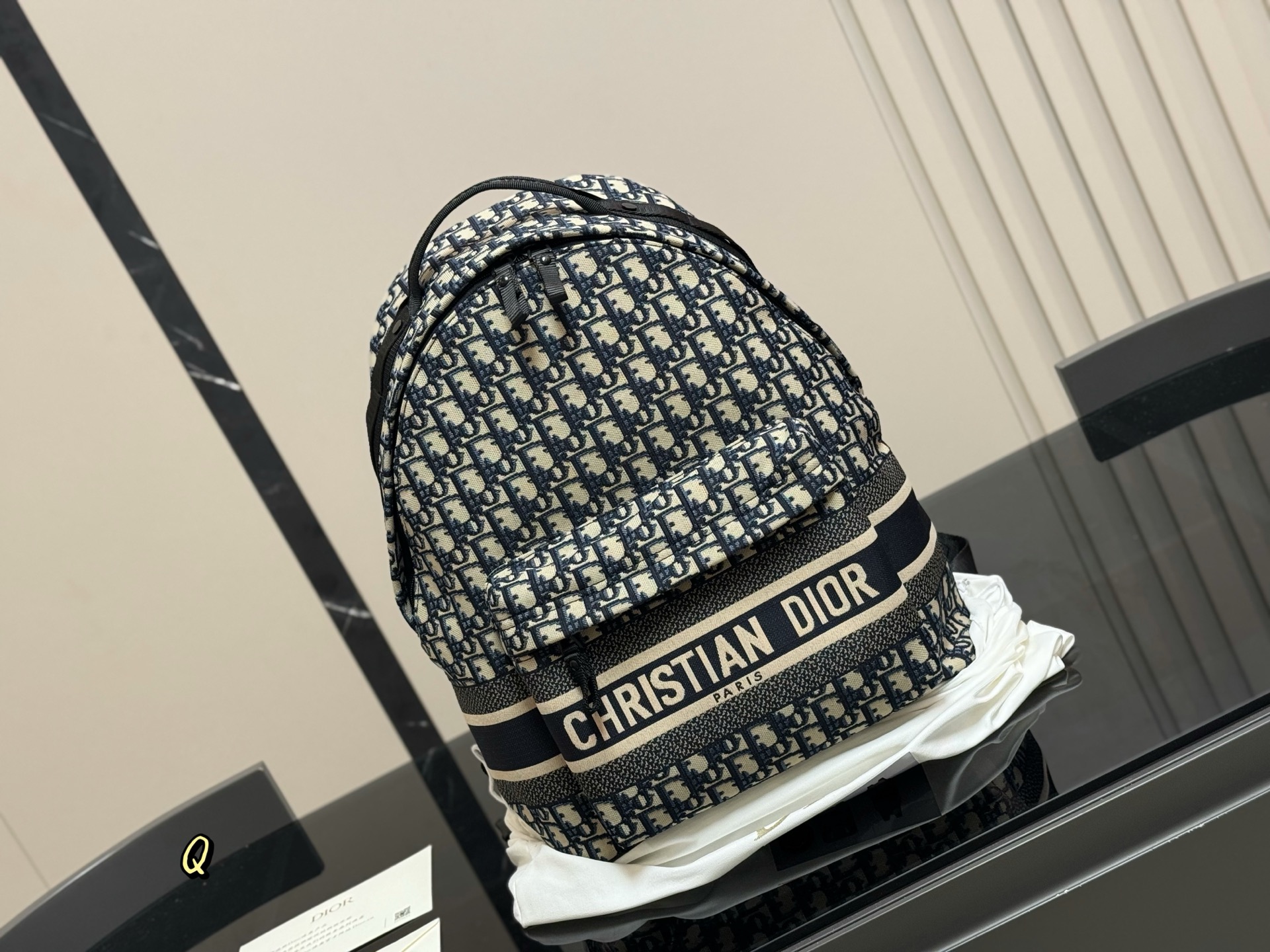 ¥460  原版

迪奥 爆款双肩出货  新款 男女背都好看 
作为一只合格的双肩包 一定要好看 
舒适 耐造 背包比较大 
远途旅行带它准没错 
也是学生党的最佳选择 超级实用 
再适合不过小哥哥们和高挑的小姐姐啦 
😍尺寸：41.32cm