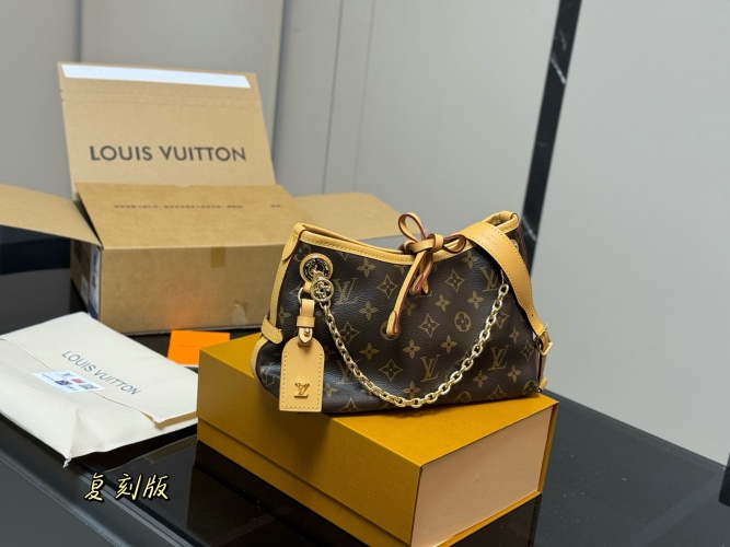 Louis Vuitton CarryAll Bag - Chic & Functional, 26*17cm 1 Louis Vuitton CarryAll Bag - Chic & Functional, 26*17cm