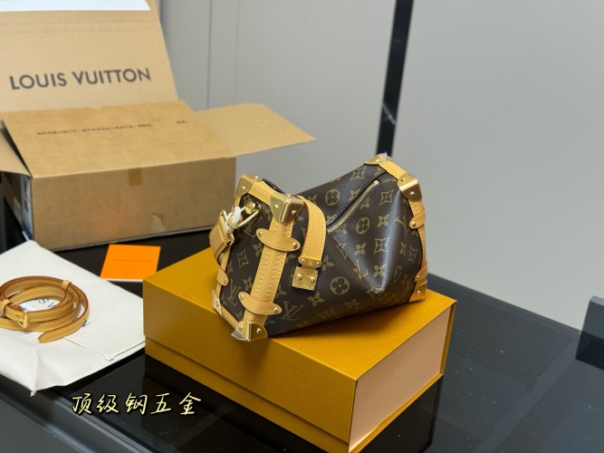 Louis Vuitton Soft Trunk Bag, 23*16cm, Crossbody, Stylish and Trendy 1 Louis Vuitton Soft Trunk Bag, 23*16cm, Crossbody, Stylish and Trendy