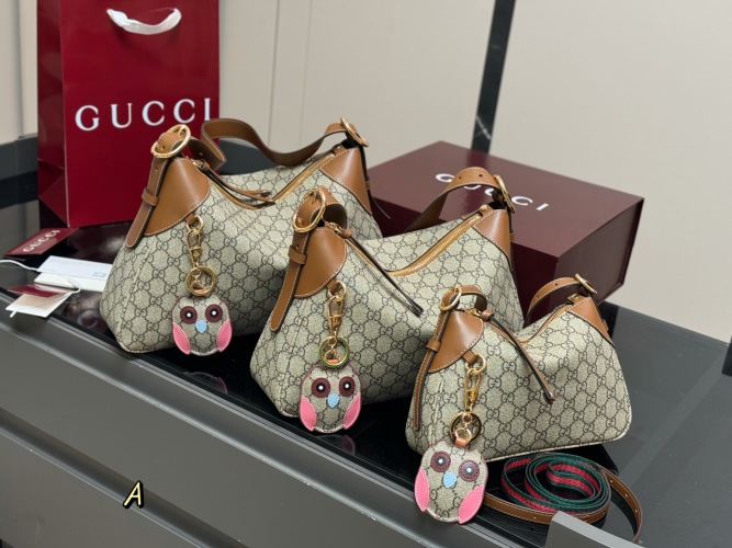 Gucci Emblem Tote Bag, Lightweight, Stylish, and Practical for Everyday Use 1 Gucci Emblem Tote Bag, Lightweight, Stylish, and Practical for Everyday Use