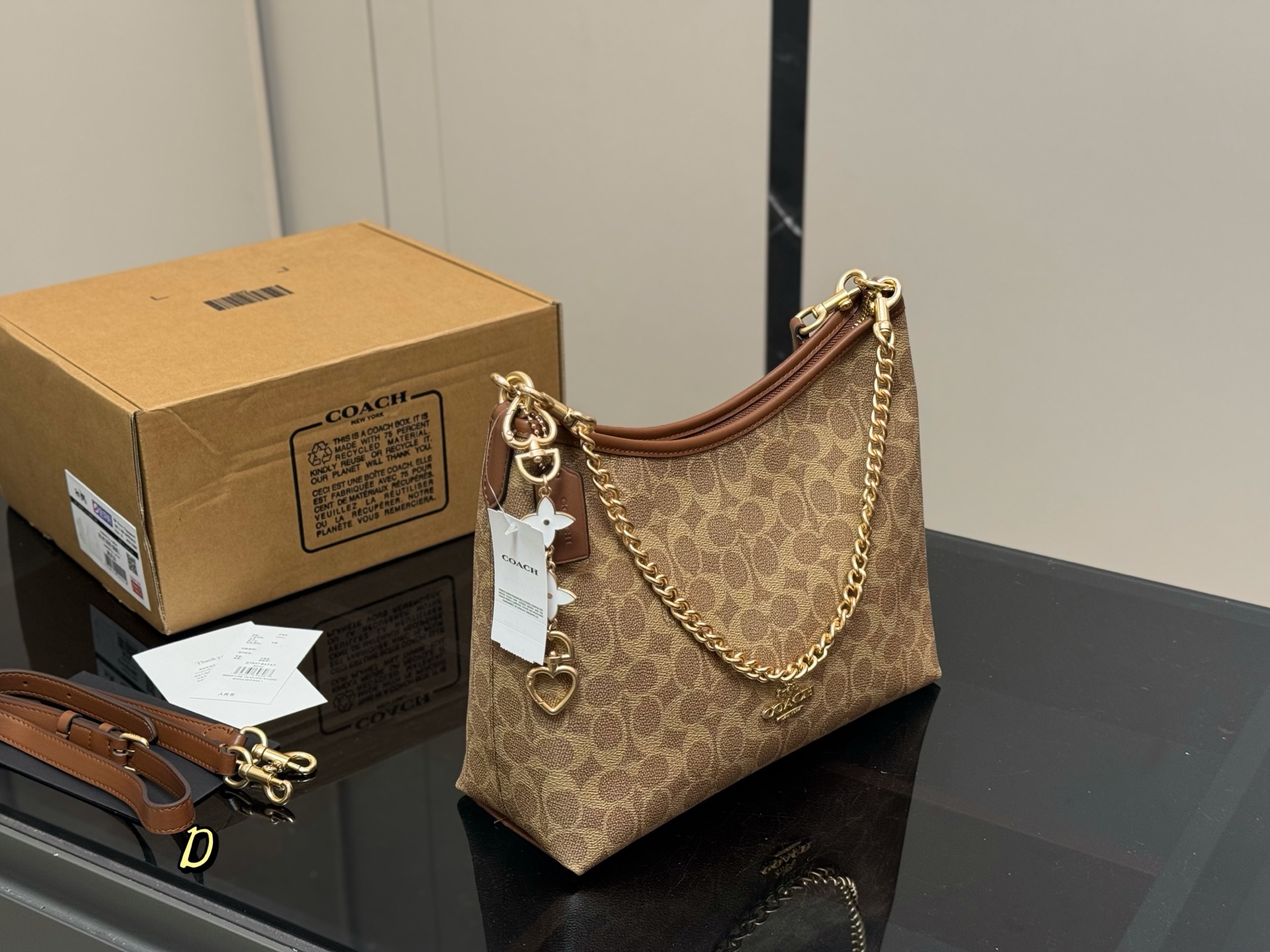 💰370  配盒 

size：31*23cm
coach 蔻驰新款laurel
流浪包真的绝美 腋下包hobo
随性慵懒轻松拿捏
一长一短两条肩带
单肩斜挎手提腋下背
都可以随意百搭
内部有带拉链的侧兜可以用来放重要物品！