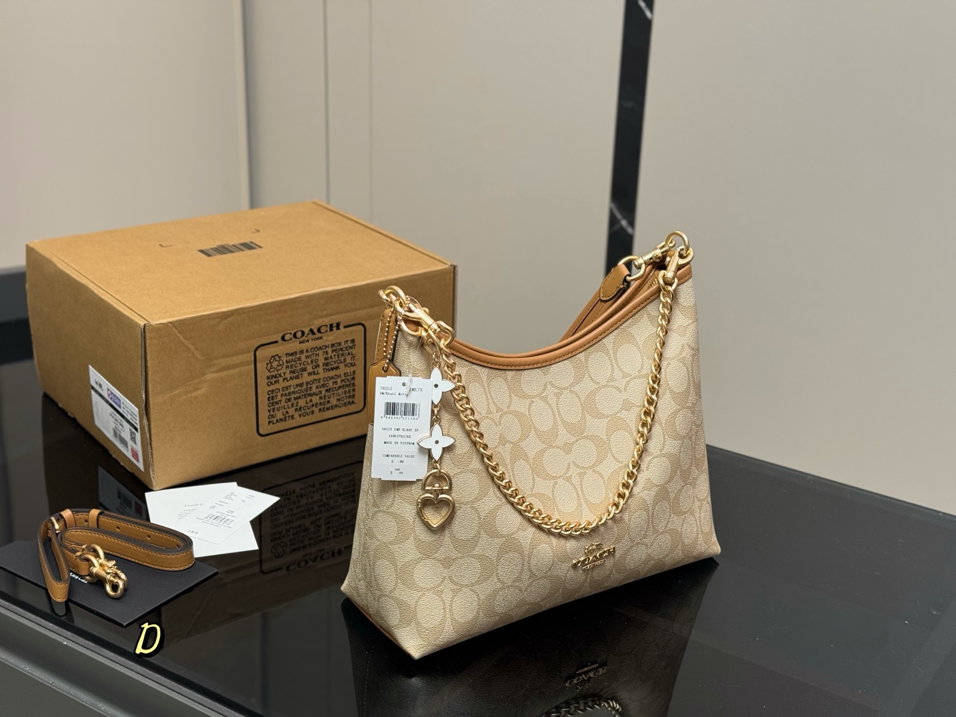 💰370  配盒 

size：31*23cm
coach 蔻驰新款laurel
流浪包真的绝美 腋下包hobo
随性慵懒轻松拿捏
一长一短两条肩带
单肩斜挎手提腋下背
都可以随意百搭
内部有带拉链的侧兜可以用来放重要物品！