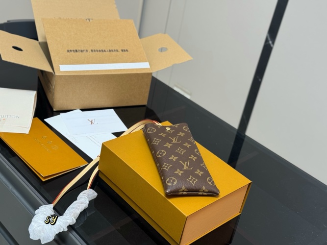 Louis Vuitton Monogram Sunglasses/Phone Pouch Necklace, PREFALL FW25, 20*10cm 1 Louis Vuitton Monogram Sunglasses/Phone Pouch Necklace, PREFALL FW25, 20*10cm