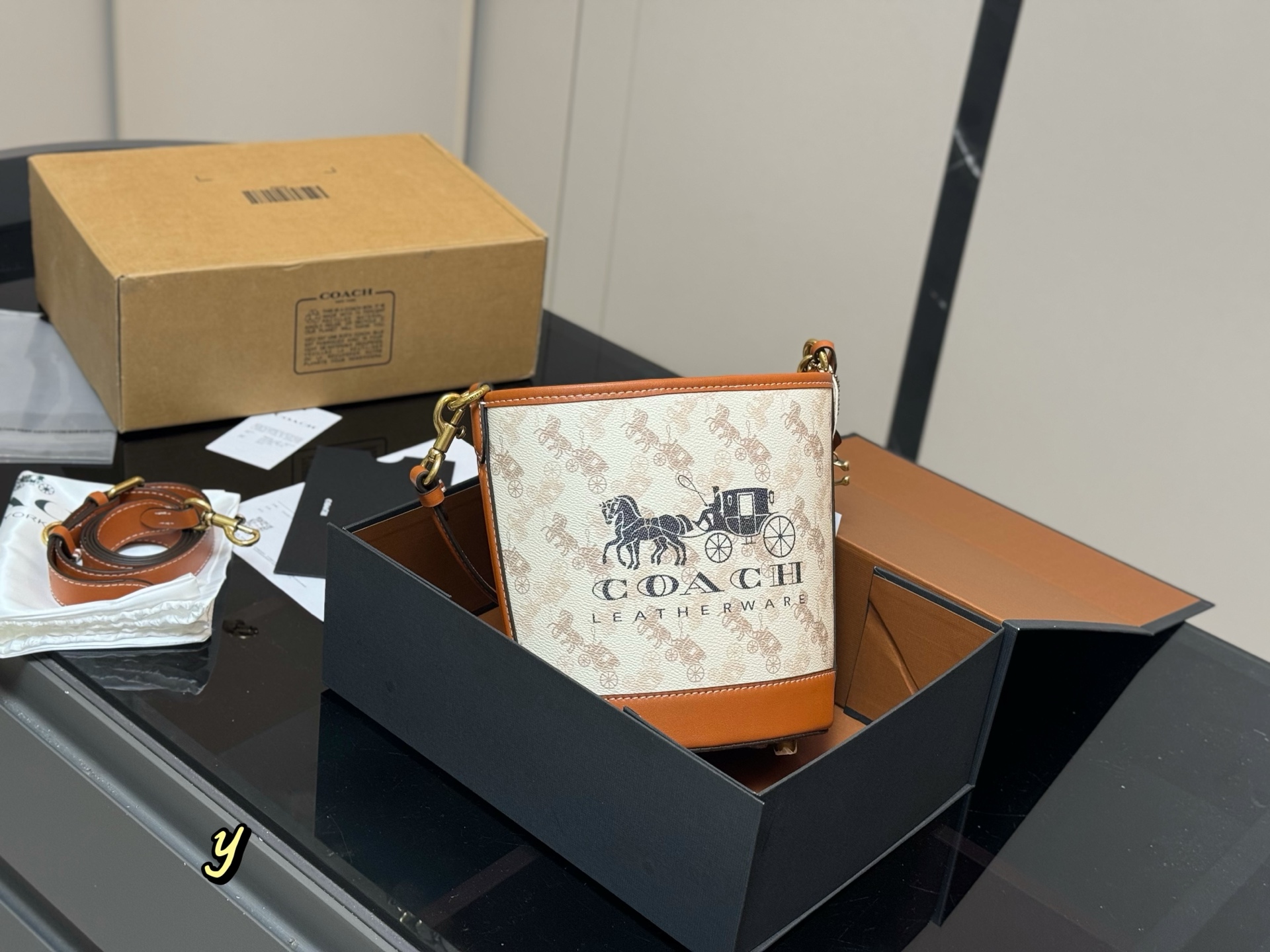 💰375 配折叠盒飞机盒

Coach mini马车水桶包太可爱 ‼️
听说今年很流行蔻驰水桶包
手提单肩斜挎都很
拍照凹造型 真的很好看
真的是小个子福音～ 喜欢小号马上冲！！
尺寸:17.19cm