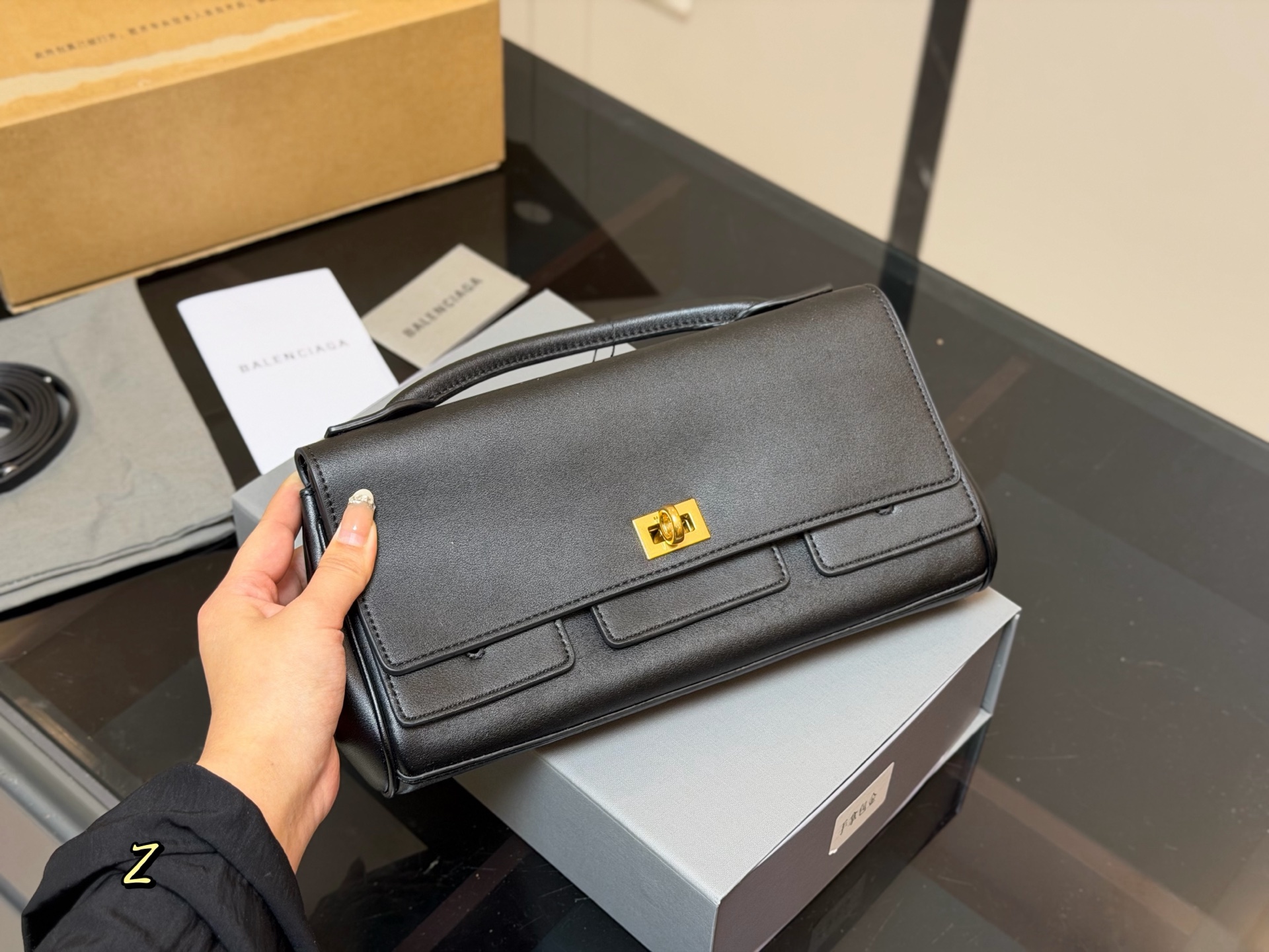 💰410 全套包装


巴黎世家 Balenciaga25法棍手拿包
尺寸:28.14cm