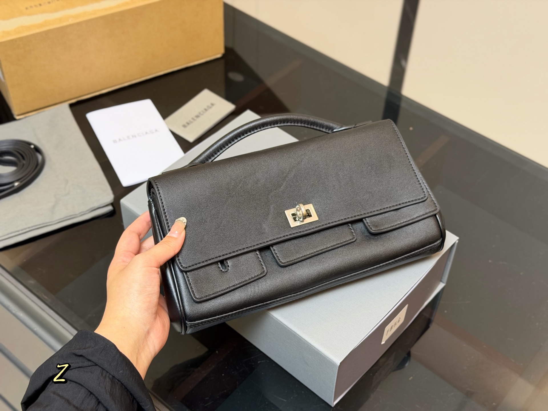 💰410 全套包装


巴黎世家 Balenciaga25法棍手拿包
尺寸:28.14cm