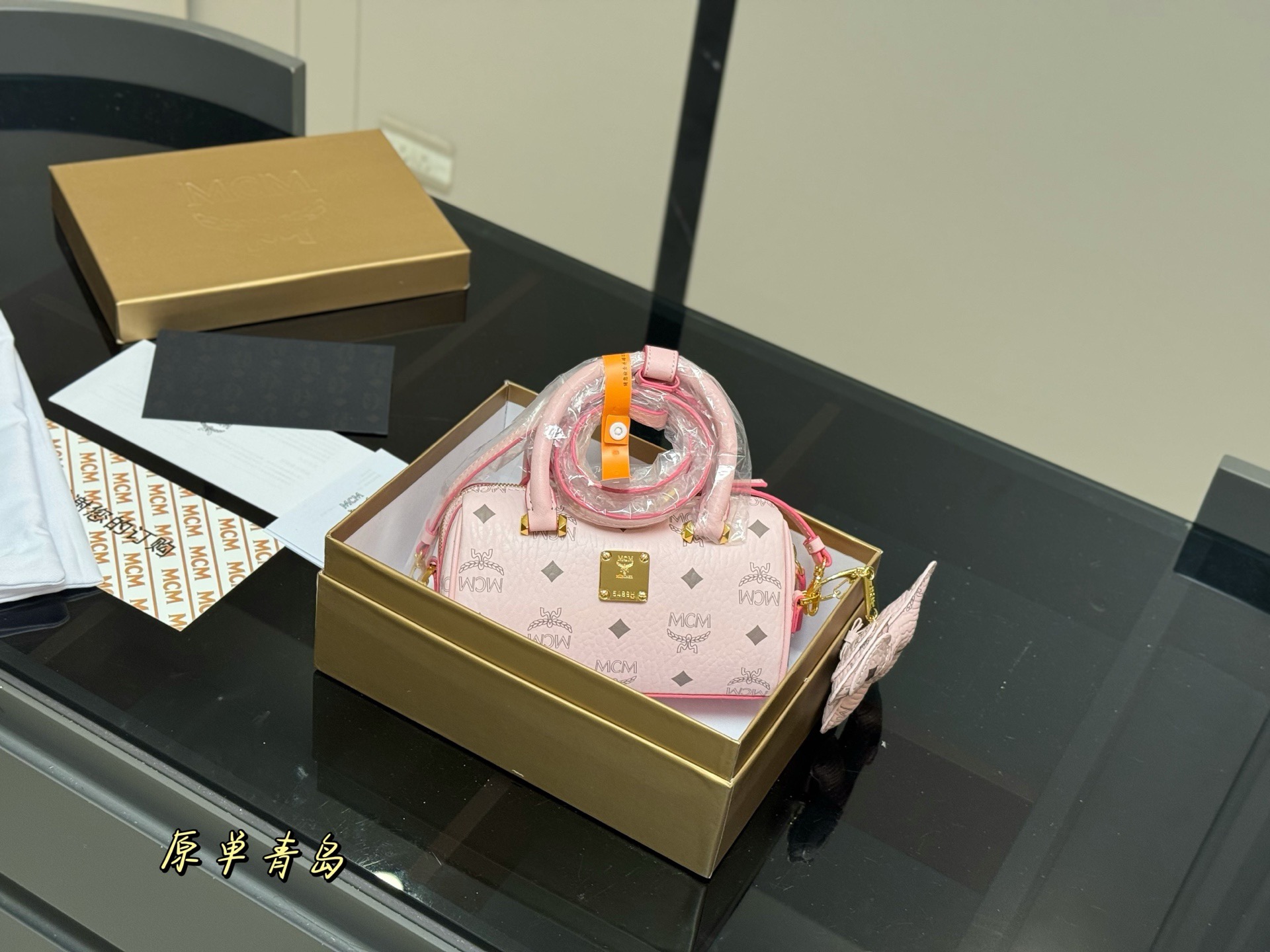 💰375 配盒
size:18*9.5cm
原单!青岛〰️
MCM mini波士顿枕头包
专柜对版五金 👏来咯
出入专柜无压力
⚠️赠送小狗配件