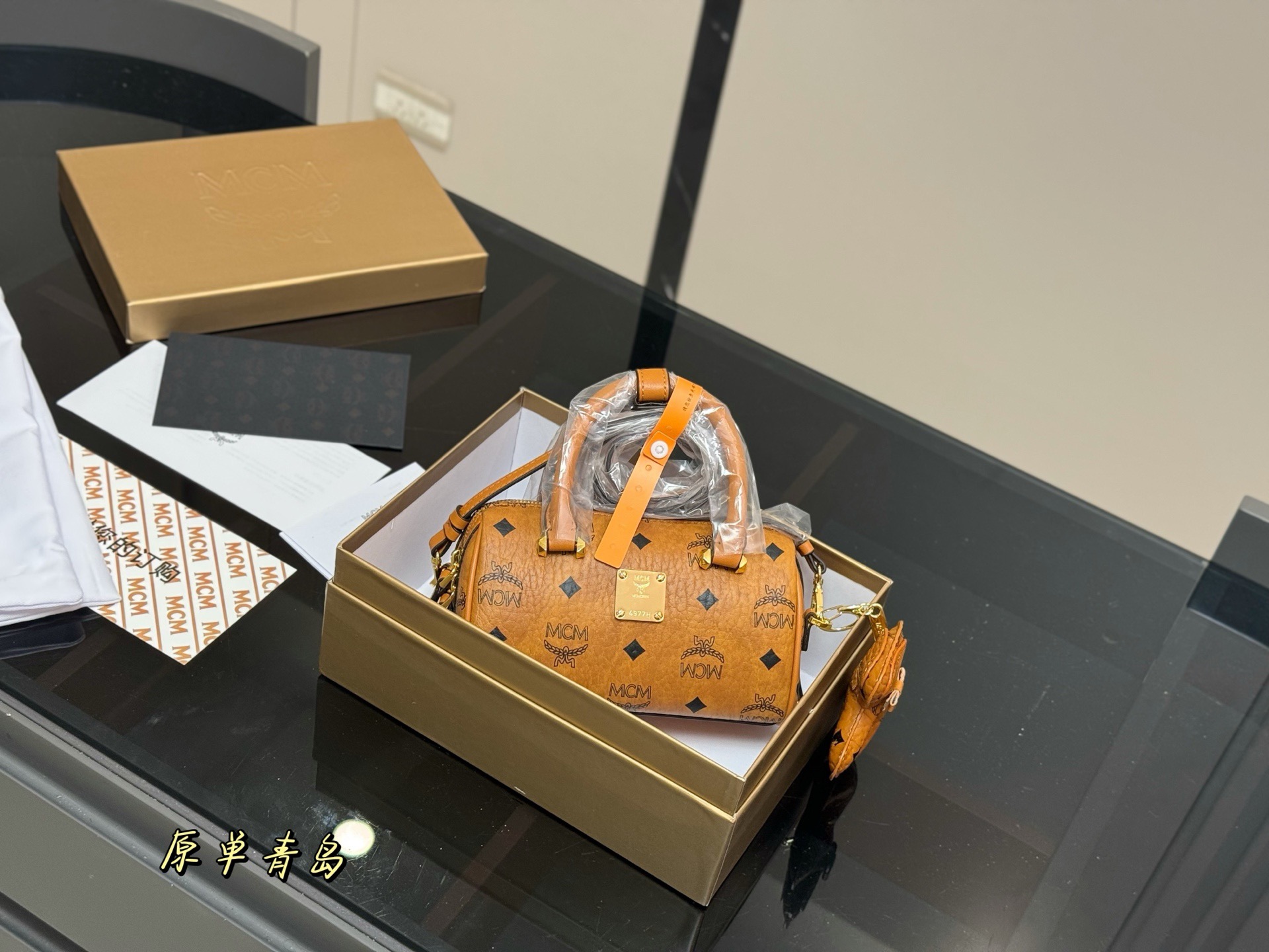 💰375 配盒
size:18*9.5cm
原单!青岛〰️
MCM mini波士顿枕头包
专柜对版五金 👏来咯
出入专柜无压力
⚠️赠送小狗配件