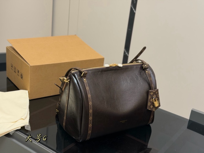 Louis Vuitton Express Brown Leather Handbag, Retro Style, Lightweight - 36.24cm 1 Louis Vuitton Express Brown Leather Handbag, Retro Style, Lightweight - 36.24cm