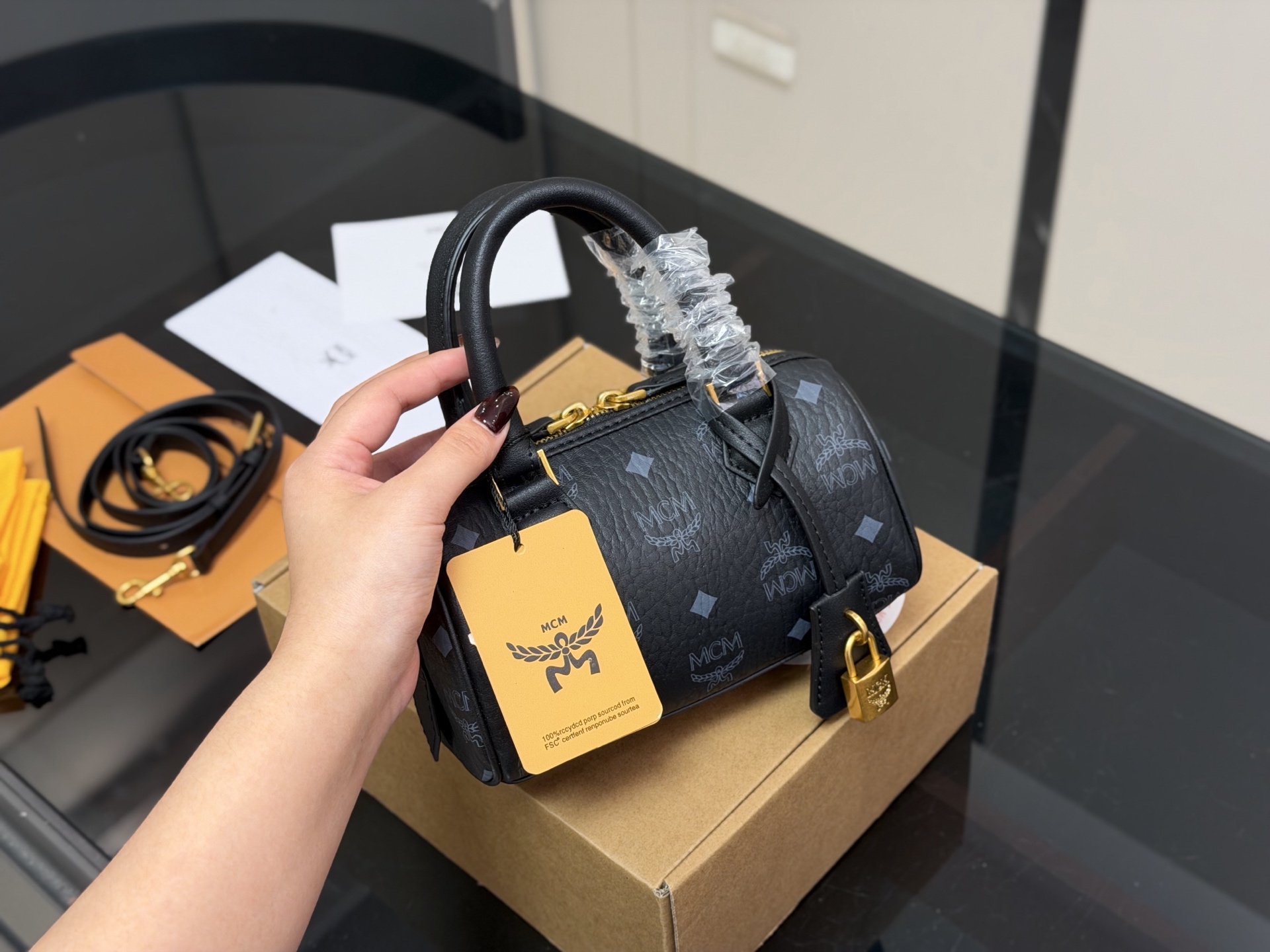 💰345 配飞机盒
size:18cm
MCM这季主打就是时尚大l
mcm新款Ella枕头包!
真是方便又实用哦!
这款太🉑️啦!
非常有街头风,酷炫风,男女都可背!