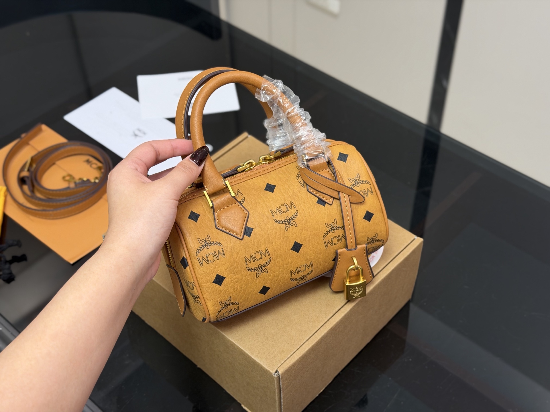 💰345 配飞机盒
size:18cm
MCM这季主打就是时尚大l
mcm新款Ella枕头包!
真是方便又实用哦!
这款太🉑️啦!
非常有街头风,酷炫风,男女都可背!