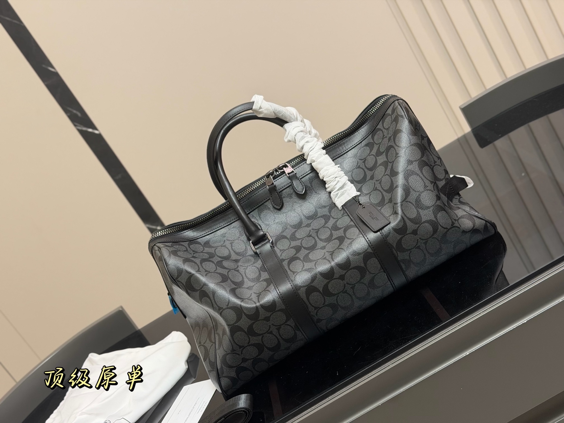 Tamaño: 45 cm. Bolso de viaje de Coach, versátil y atractivo. ¡Lo necesitas para los fines de semana largos! …
