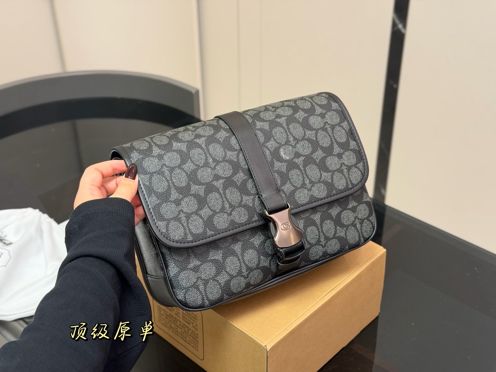 💰425 配飞机盒复刻版
size:28.21cm
蔻驰男士邮差包💼
台湾进口牛皮
超高清五金logo标志、
专用里内里
直男必备款。
这个必须种草!!