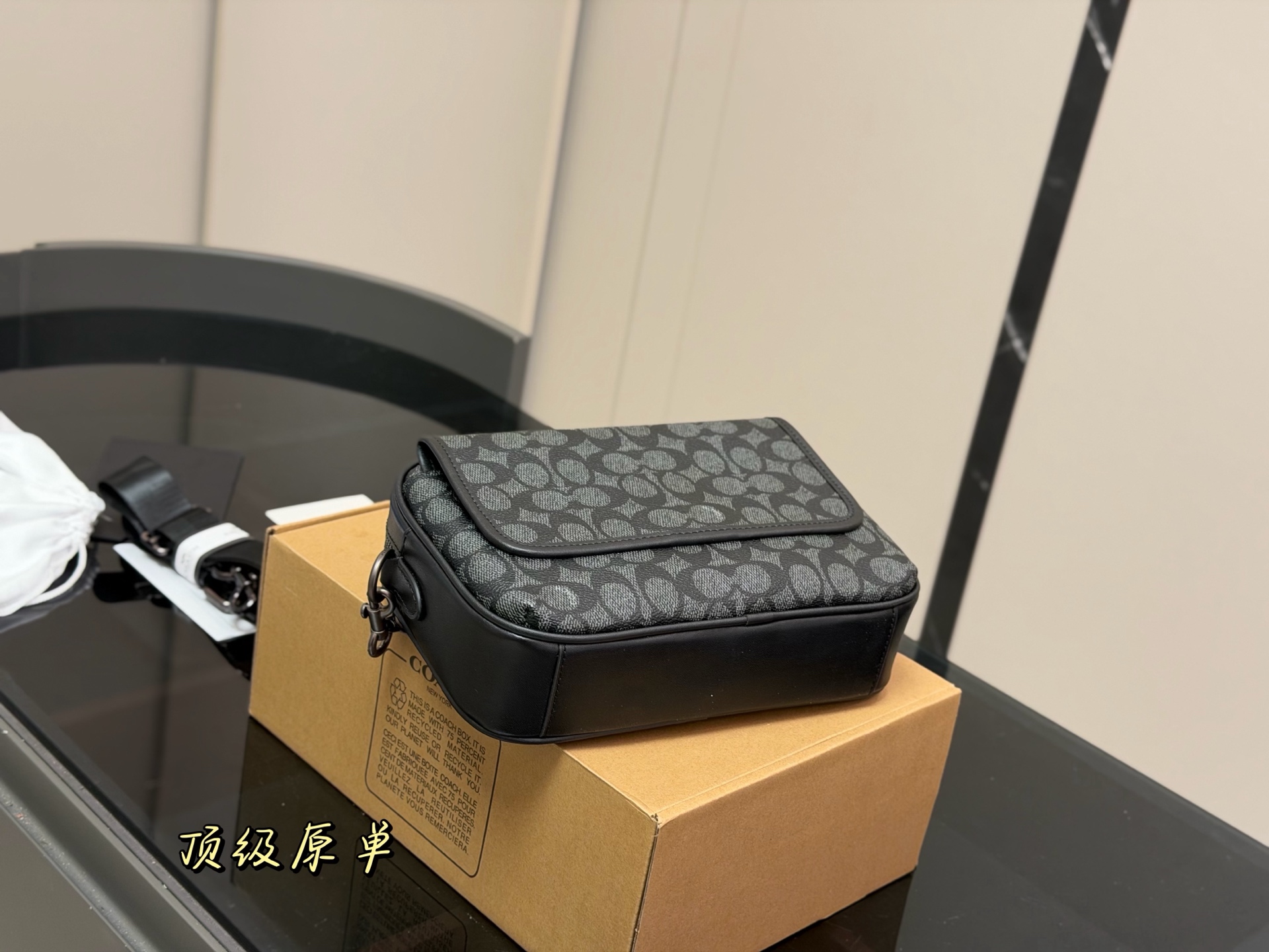 💰425 配飞机盒复刻版
size:25.19cm
蔻驰男士邮差包💼
台湾进口牛皮
超高清五金logo标志、
专用里内里
直男必备款。
这个必须种草!!