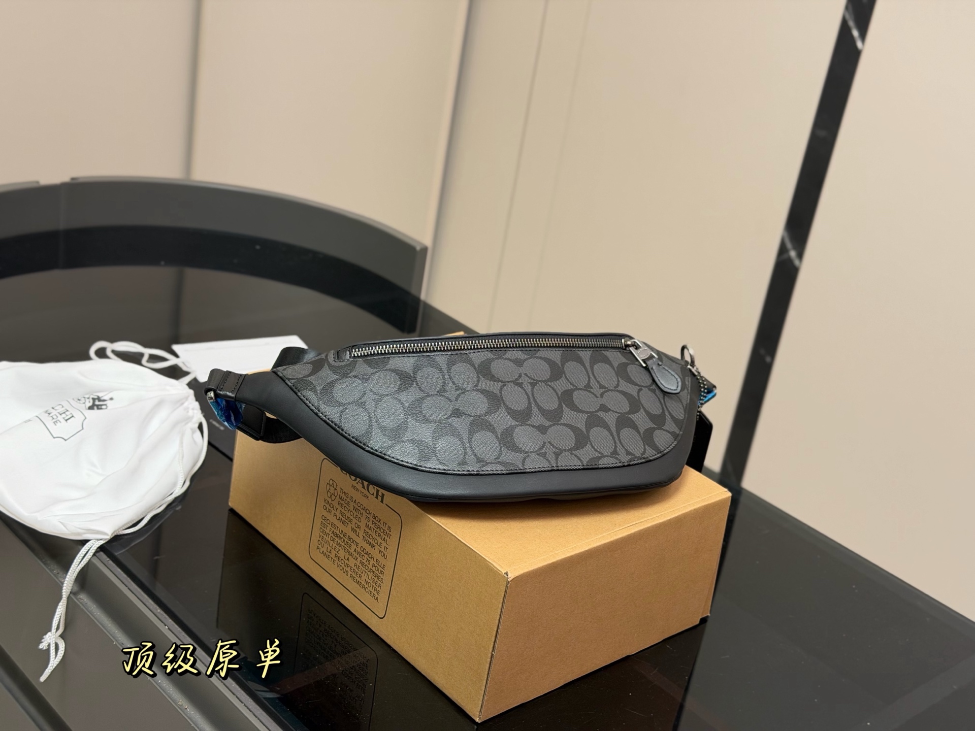 💰385 配飞机盒

蔻驰胸包斜挎单肩包 
采用精湛镶嵌细工
实物原厂原版面料
尺寸：33.17cm