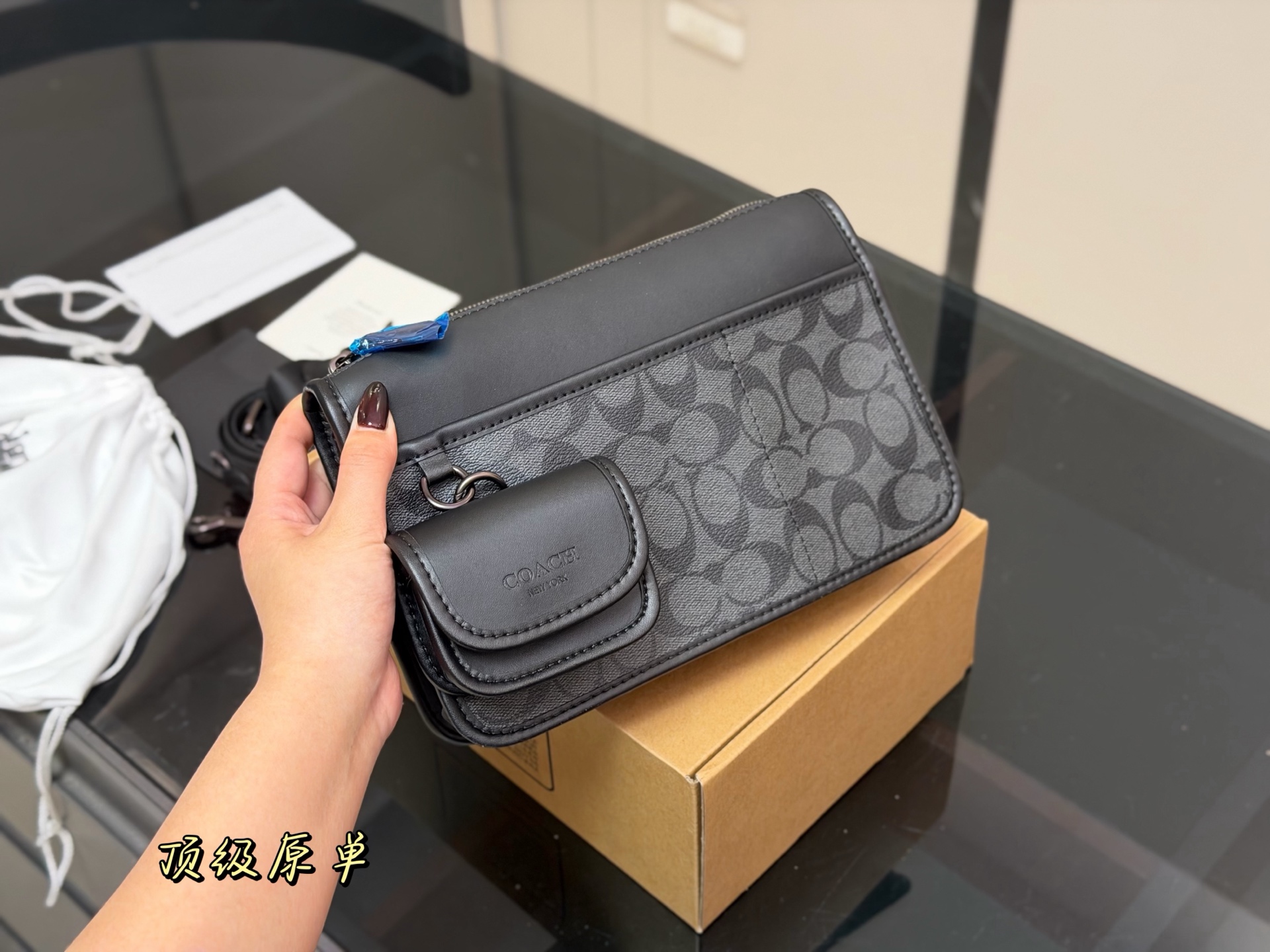 💰375 配飞机盒

size：25*16cm
蔻驰 新款！
男生都会喜欢的二合一!!
二合一的款式对于男生来说真的太友好了又能装又百搭
搜索🔍蔻驰 coach 男包