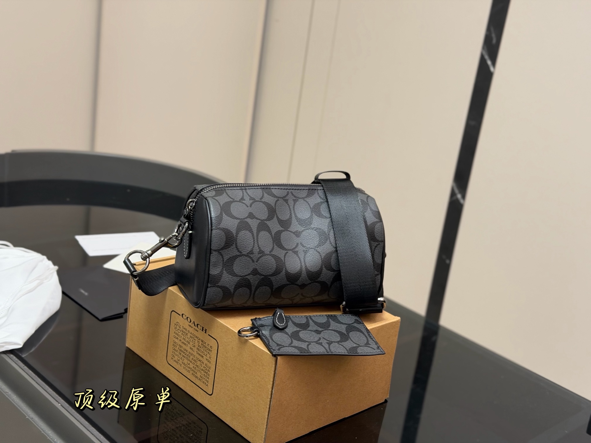 💰375 配飞机盒
coach axel老花圆筒包二合一单肩包男女通用斜

蔻驰axel老花圆筒包二合一单肩包男女通用斜挎包经典搭配工艺材质休闲百搭斜挎包采用精湛镶嵌细工，实物拍摄面料配送礼盒12x22cm