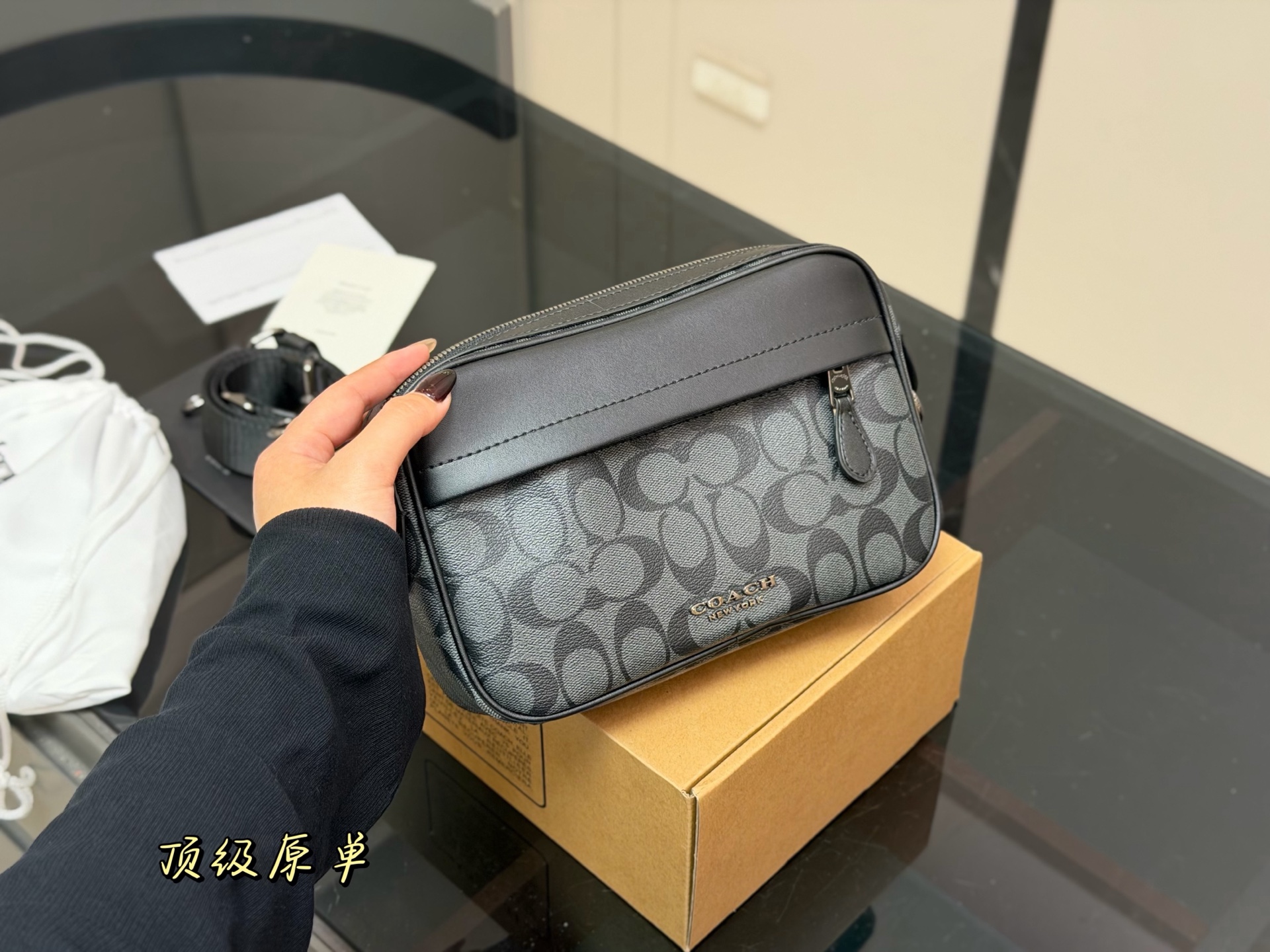 💰385 配飞机盒

size：23*15cm
蔻驰相机包，
容量满意！巨实用！
背部开放式口袋 超方便
实用度超高！