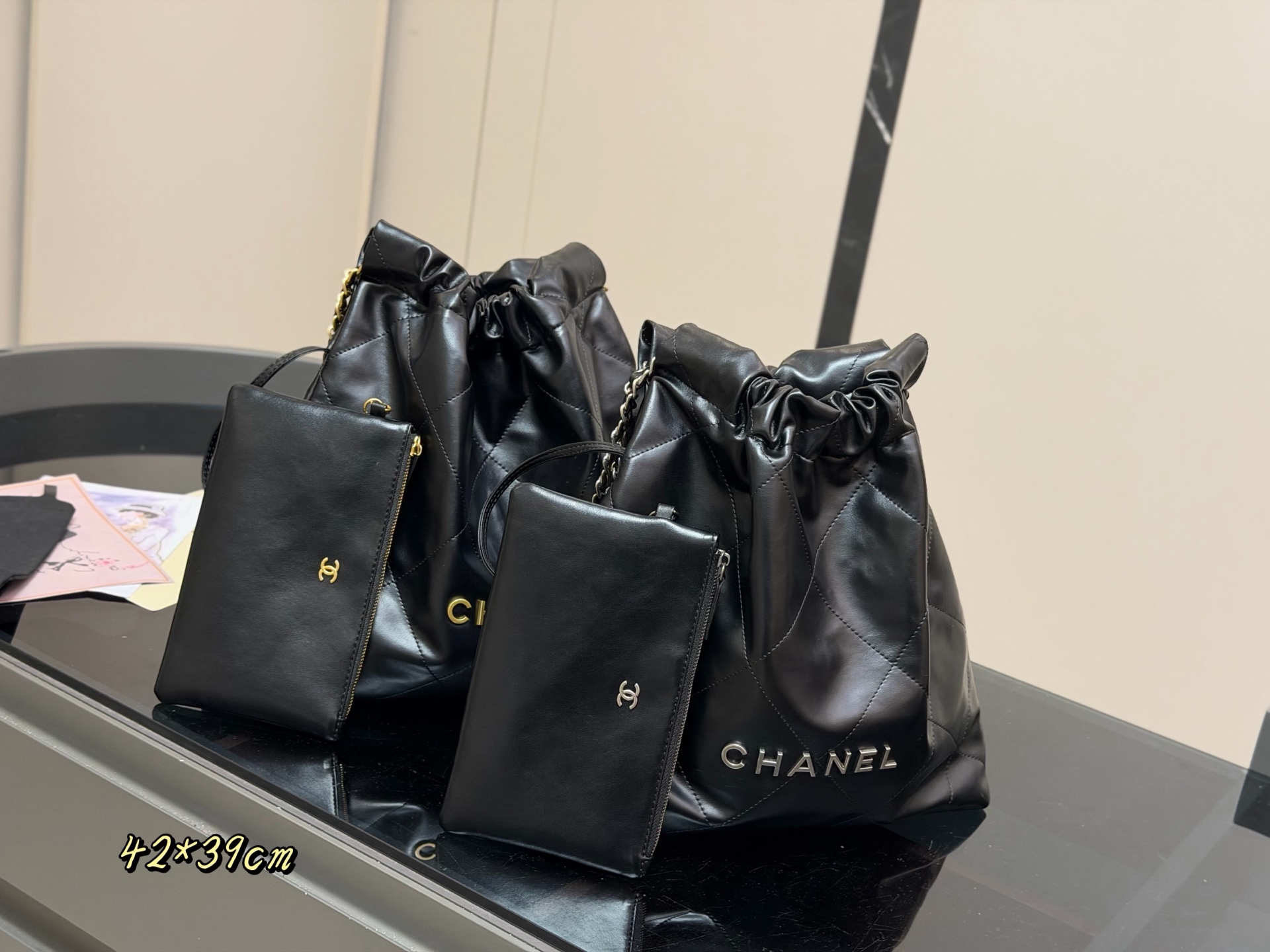 💰380 飞机盒（升级版）

size：42*39cm 
太好搭配了呜呜呜
chanel 22bag更酷哦！
升级后皮子摸着更舒服 
更雾面哑光一点
 软软糯糯的质感超级舒服!
搜索🔍 香奈儿 垃圾袋