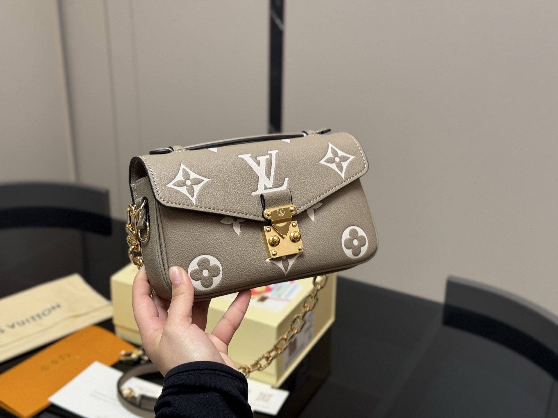 ❤️520包邮/原单代购级别
配折叠盒

最新尺寸 :21×6×13cm
路易威登Lv高品质 ‼️性价比超高 ‼️
一定要好好看细节看五金看材质 
新款邮差小号 East west 〰️ 
配置链条和皮肩带⚠️