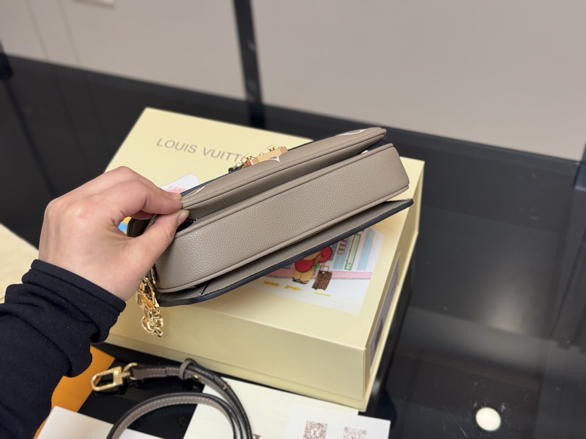 ❤️520包邮/原单代购级别
配折叠盒

最新尺寸 :21×6×13cm
路易威登Lv高品质 ‼️性价比超高 ‼️
一定要好好看细节看五金看材质 
新款邮差小号 East west 〰️ 
配置链条和皮肩带⚠️