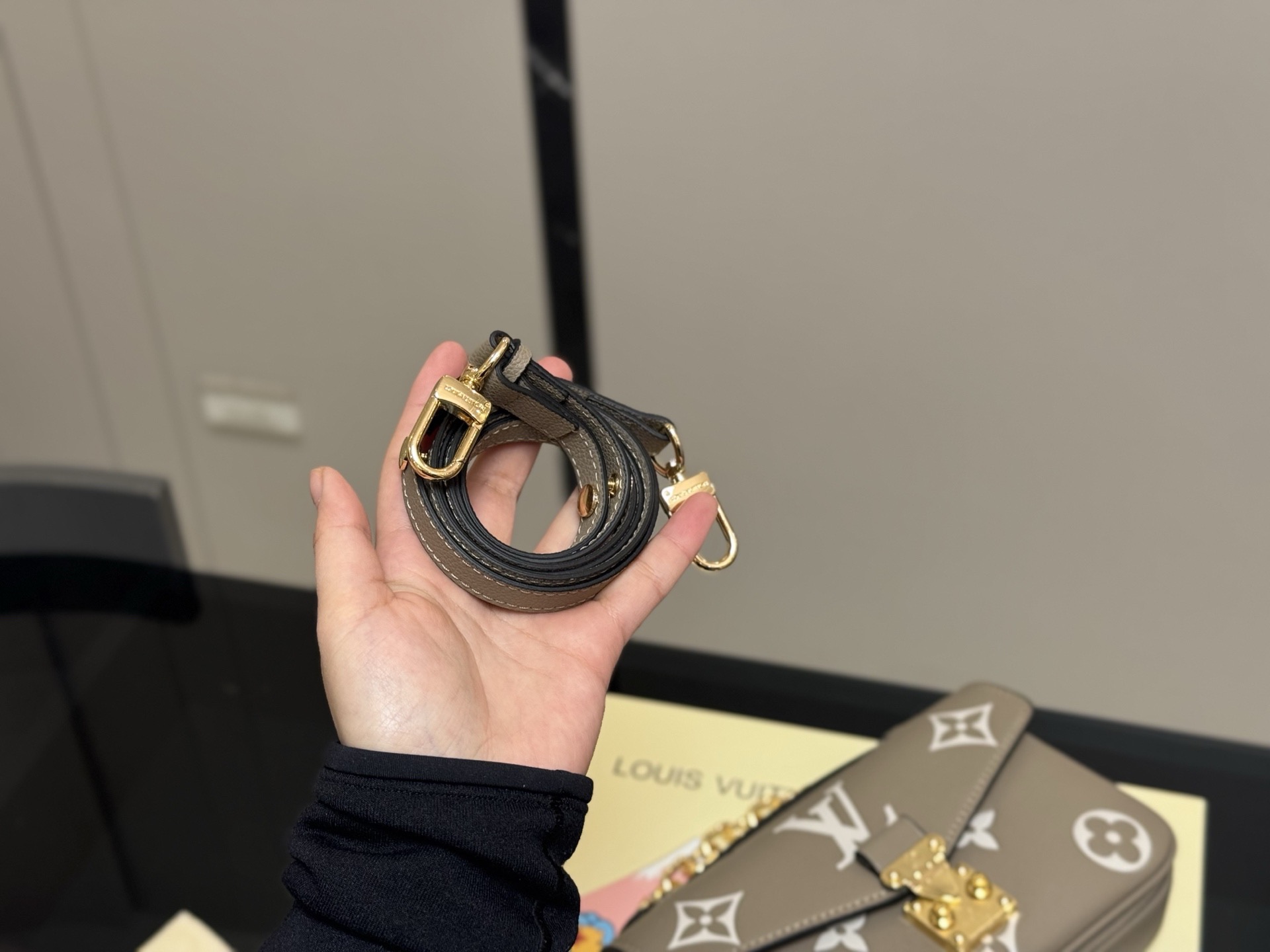 ❤️520包邮/原单代购级别
配折叠盒

最新尺寸 :21×6×13cm
路易威登Lv高品质 ‼️性价比超高 ‼️
一定要好好看细节看五金看材质 
新款邮差小号 East west 〰️ 
配置链条和皮肩带⚠️