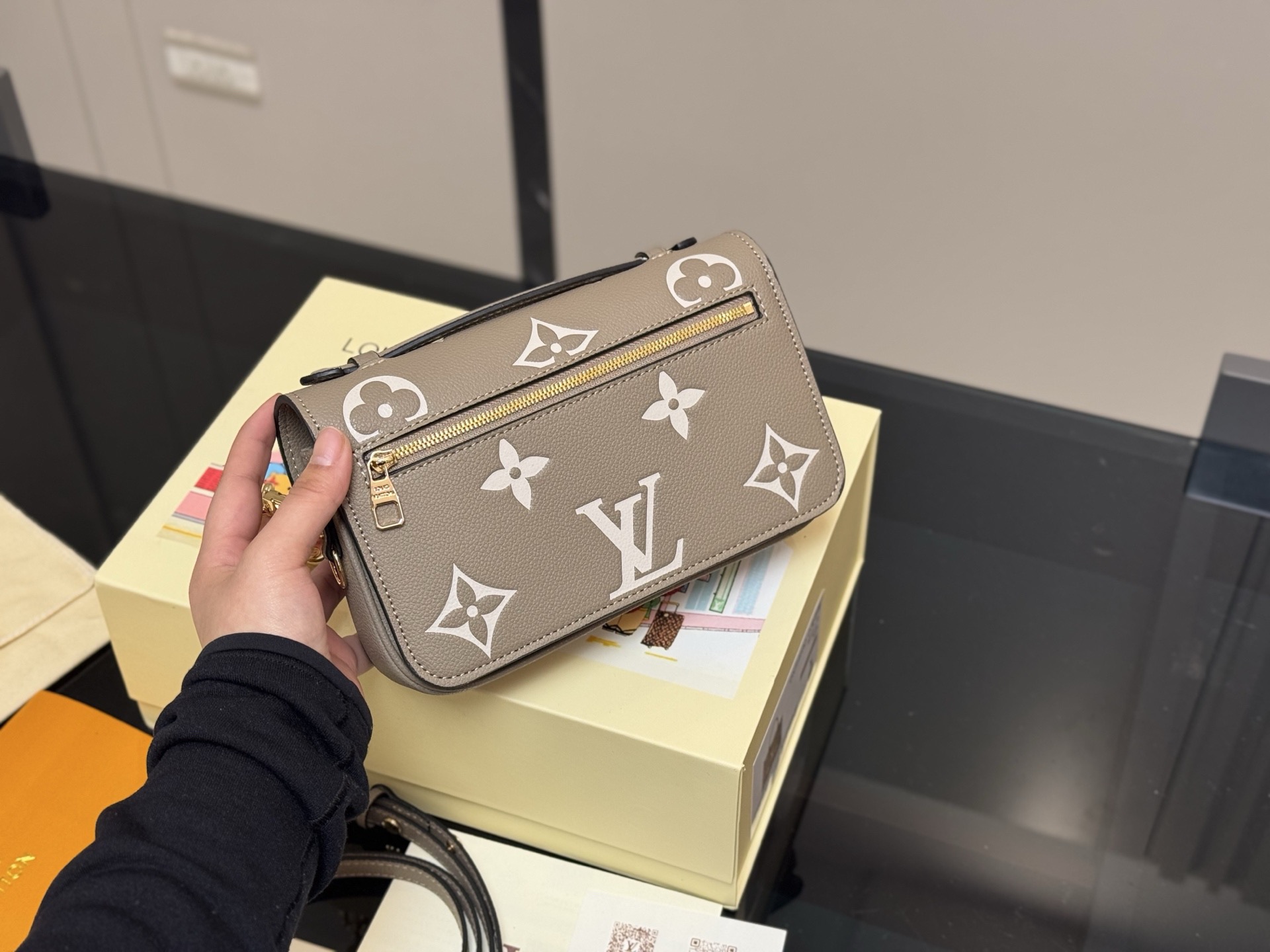 ❤️520包邮/原单代购级别
配折叠盒

最新尺寸 :21×6×13cm
路易威登Lv高品质 ‼️性价比超高 ‼️
一定要好好看细节看五金看材质 
新款邮差小号 East west 〰️ 
配置链条和皮肩带⚠️