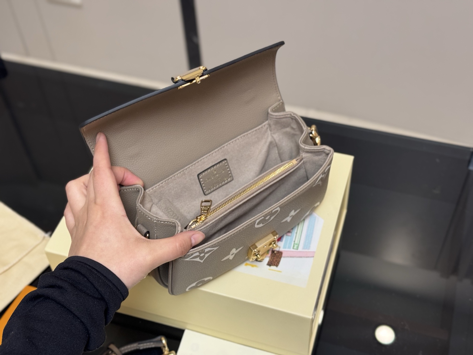 ❤️520包邮/原单代购级别
配折叠盒

最新尺寸 :21×6×13cm
路易威登Lv高品质 ‼️性价比超高 ‼️
一定要好好看细节看五金看材质 
新款邮差小号 East west 〰️ 
配置链条和皮肩带⚠️