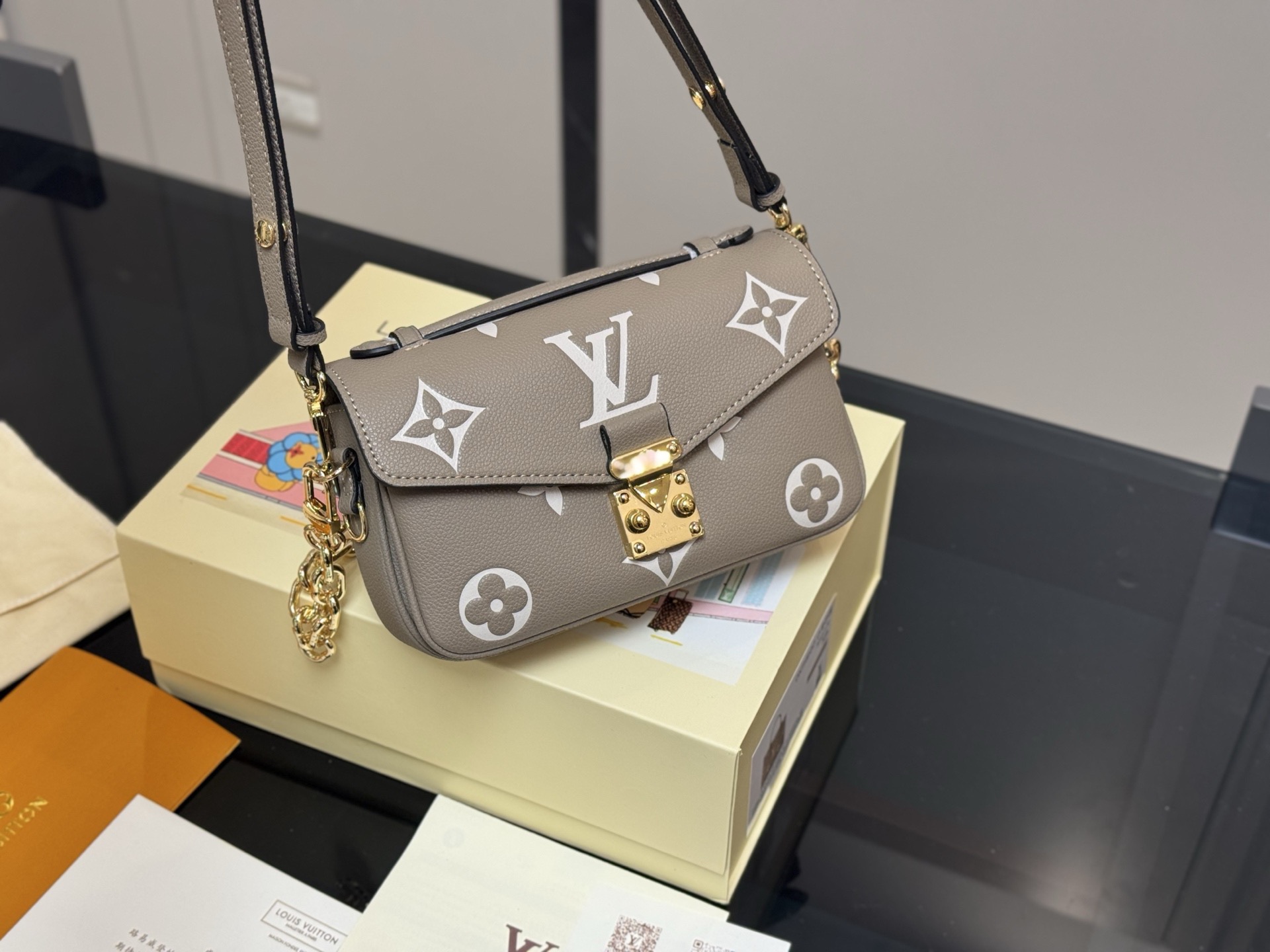 ❤️520包邮/原单代购级别
配折叠盒

最新尺寸 :21×6×13cm
路易威登Lv高品质 ‼️性价比超高 ‼️
一定要好好看细节看五金看材质 
新款邮差小号 East west 〰️ 
配置链条和皮肩带⚠️