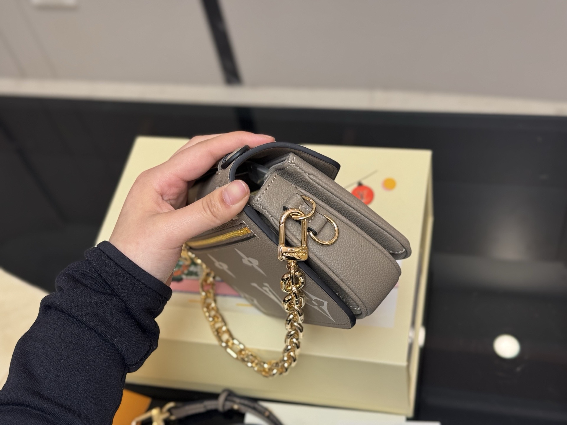 ❤️520包邮/原单代购级别
配折叠盒

最新尺寸 :21×6×13cm
路易威登Lv高品质 ‼️性价比超高 ‼️
一定要好好看细节看五金看材质 
新款邮差小号 East west 〰️ 
配置链条和皮肩带⚠️