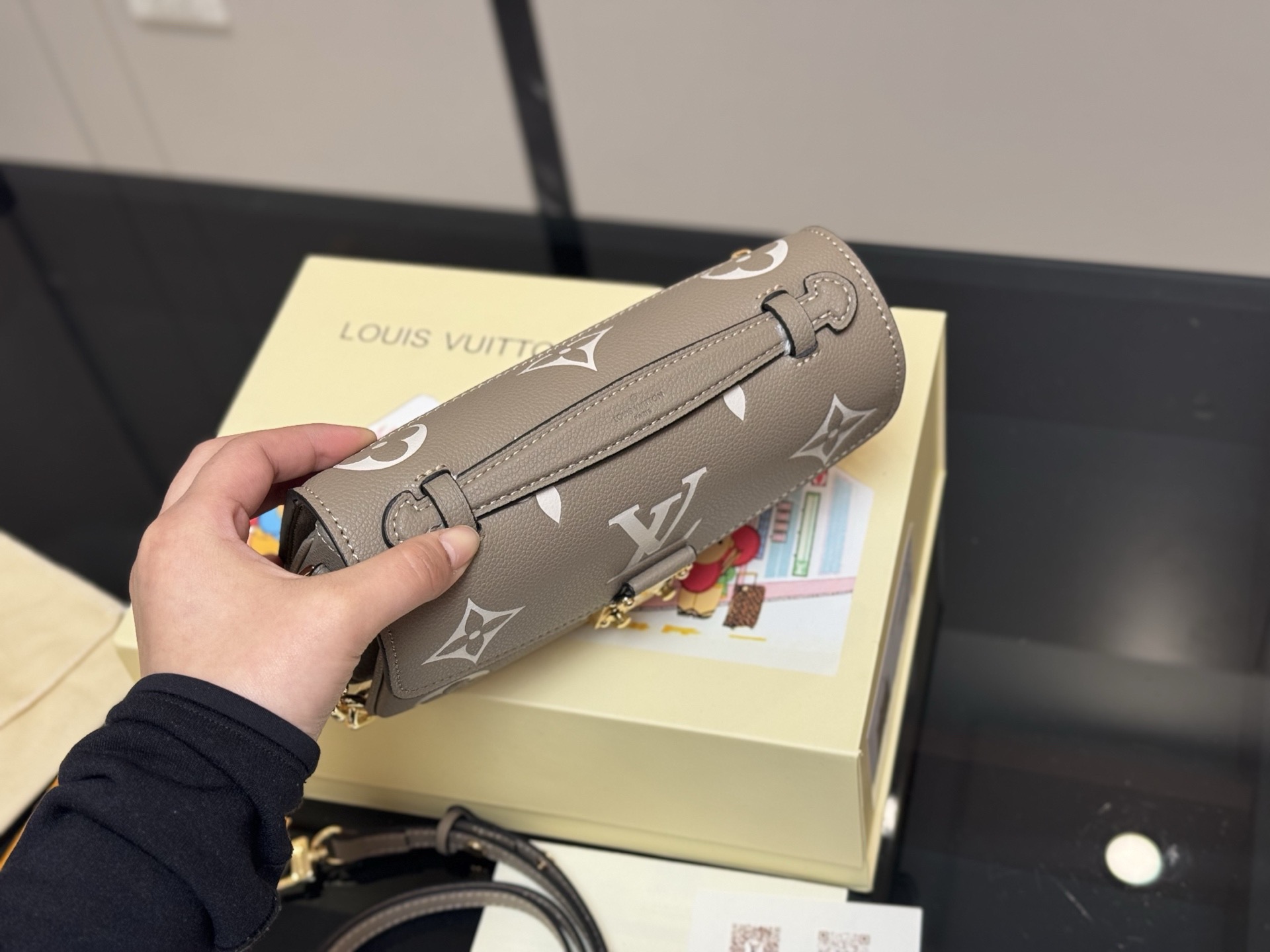 ❤️520包邮/原单代购级别
配折叠盒

最新尺寸 :21×6×13cm
路易威登Lv高品质 ‼️性价比超高 ‼️
一定要好好看细节看五金看材质 
新款邮差小号 East west 〰️ 
配置链条和皮肩带⚠️