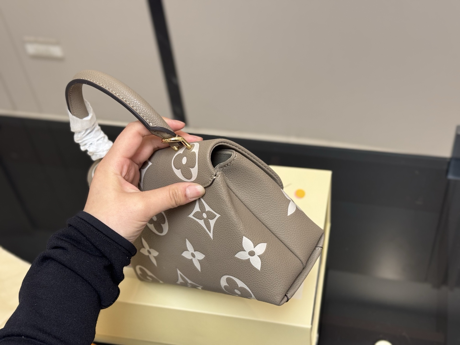 ❤️490包邮/原单代购级别配折叠盒

size：22*15cm
路易威登Lv madeleine bb
非常喜欢这种带手柄的包
拎起来很有感觉！
搜索🔍Lv