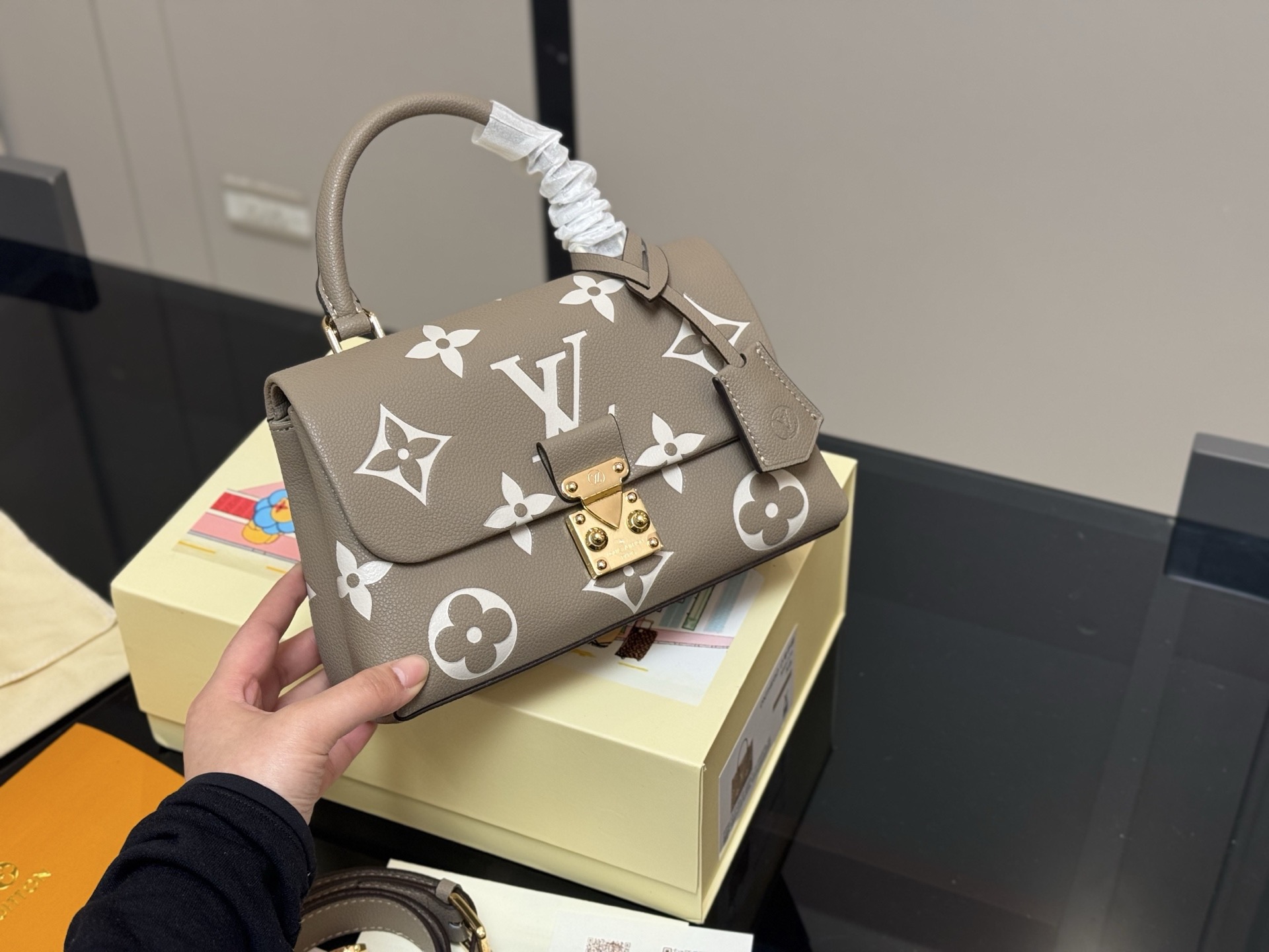 ❤️490包邮/原单代购级别配折叠盒

size：22*15cm
路易威登Lv madeleine bb
非常喜欢这种带手柄的包
拎起来很有感觉！
搜索🔍Lv