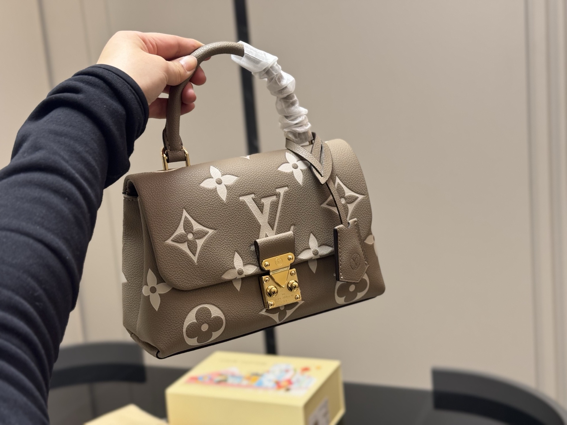 ❤️490包邮/原单代购级别配折叠盒

size：22*15cm
路易威登Lv madeleine bb
非常喜欢这种带手柄的包
拎起来很有感觉！
搜索🔍Lv