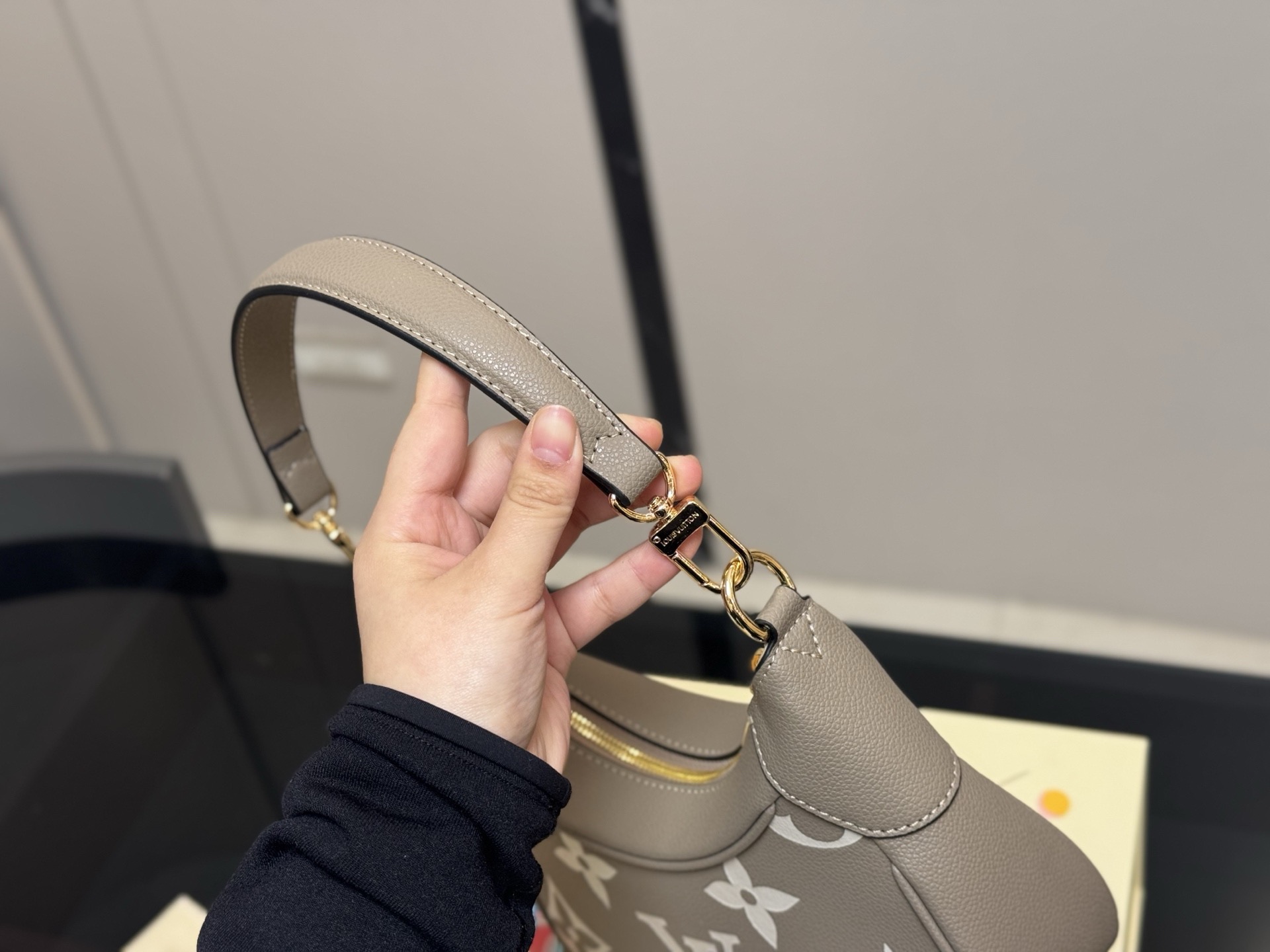 ❤️480包邮/原单代购级别
配折叠盒

size：23*18cm
路易威登Lv bagatelle 牛皮 腋下包
腋下背好看！
斜挎包也好看！
越看越耐看的包包！
上身效果奶奶的
爱到爆啦啦啦啦！
搜索🔍Lv 腋下包