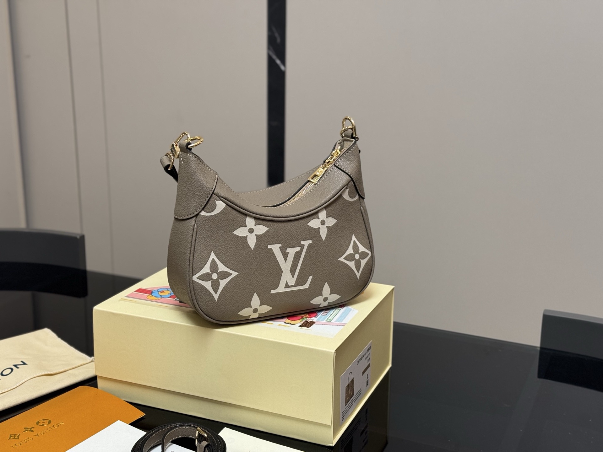 ❤️480包邮/原单代购级别
配折叠盒

size：23*18cm
路易威登Lv bagatelle 牛皮 腋下包
腋下背好看！
斜挎包也好看！
越看越耐看的包包！
上身效果奶奶的
爱到爆啦啦啦啦！
搜索🔍Lv 腋下包