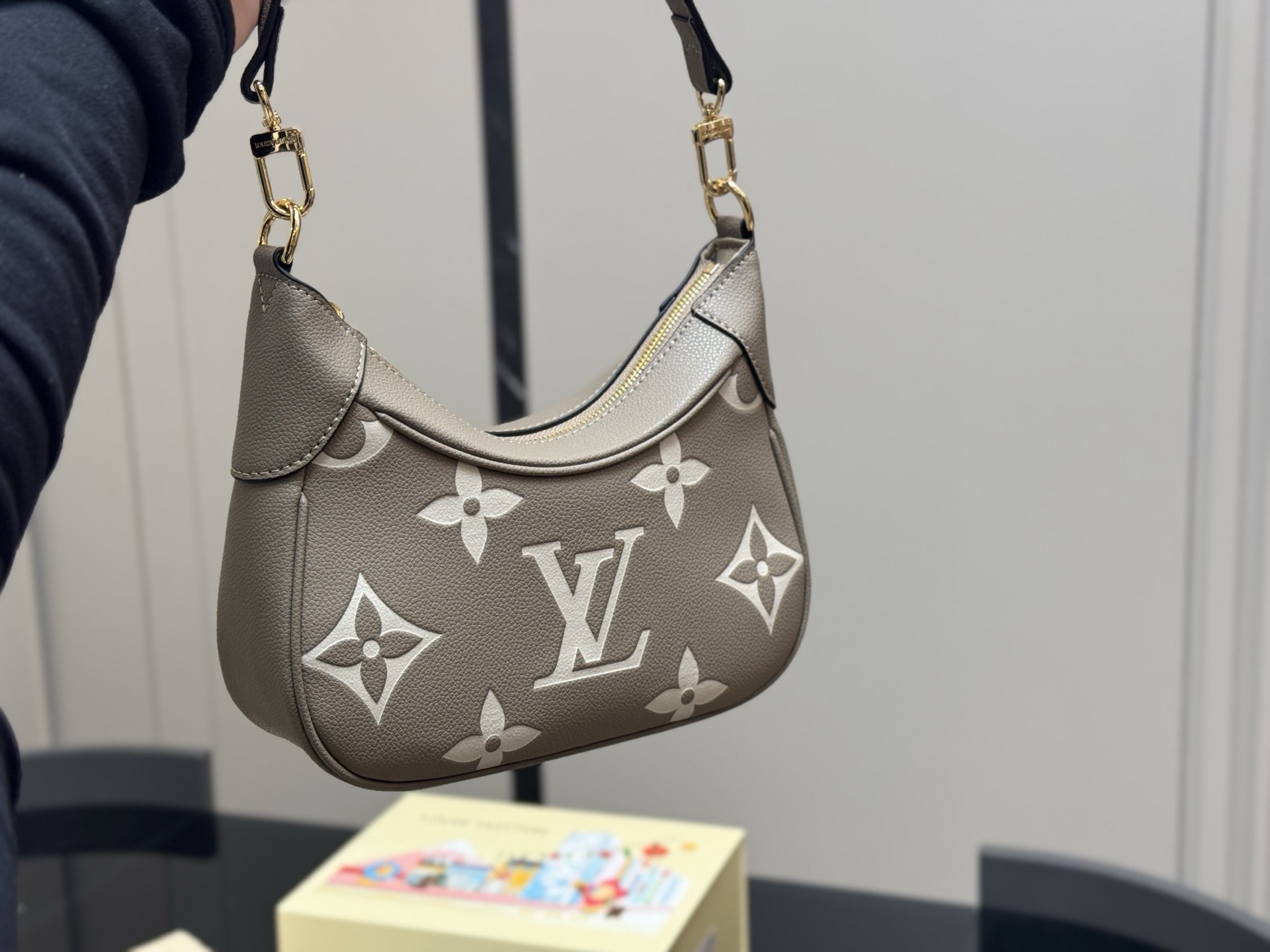 ❤️480包邮/原单代购级别
配折叠盒

size：23*18cm
路易威登Lv bagatelle 牛皮 腋下包
腋下背好看！
斜挎包也好看！
越看越耐看的包包！
上身效果奶奶的
爱到爆啦啦啦啦！
搜索🔍Lv 腋下包