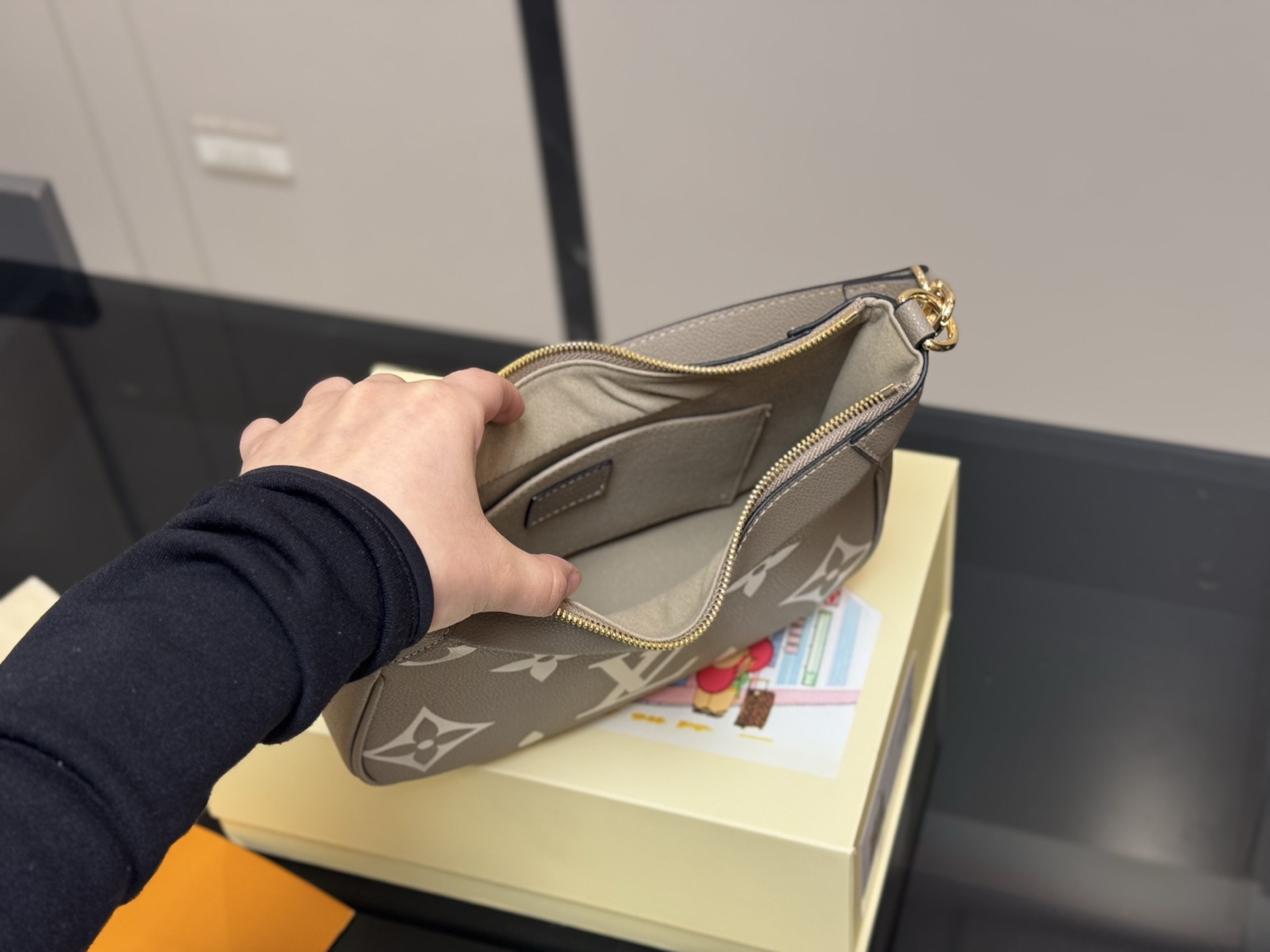 ❤️480包邮/原单代购级别
配折叠盒

size：23*18cm
路易威登Lv bagatelle 牛皮 腋下包
腋下背好看！
斜挎包也好看！
越看越耐看的包包！
上身效果奶奶的
爱到爆啦啦啦啦！
搜索🔍Lv 腋下包