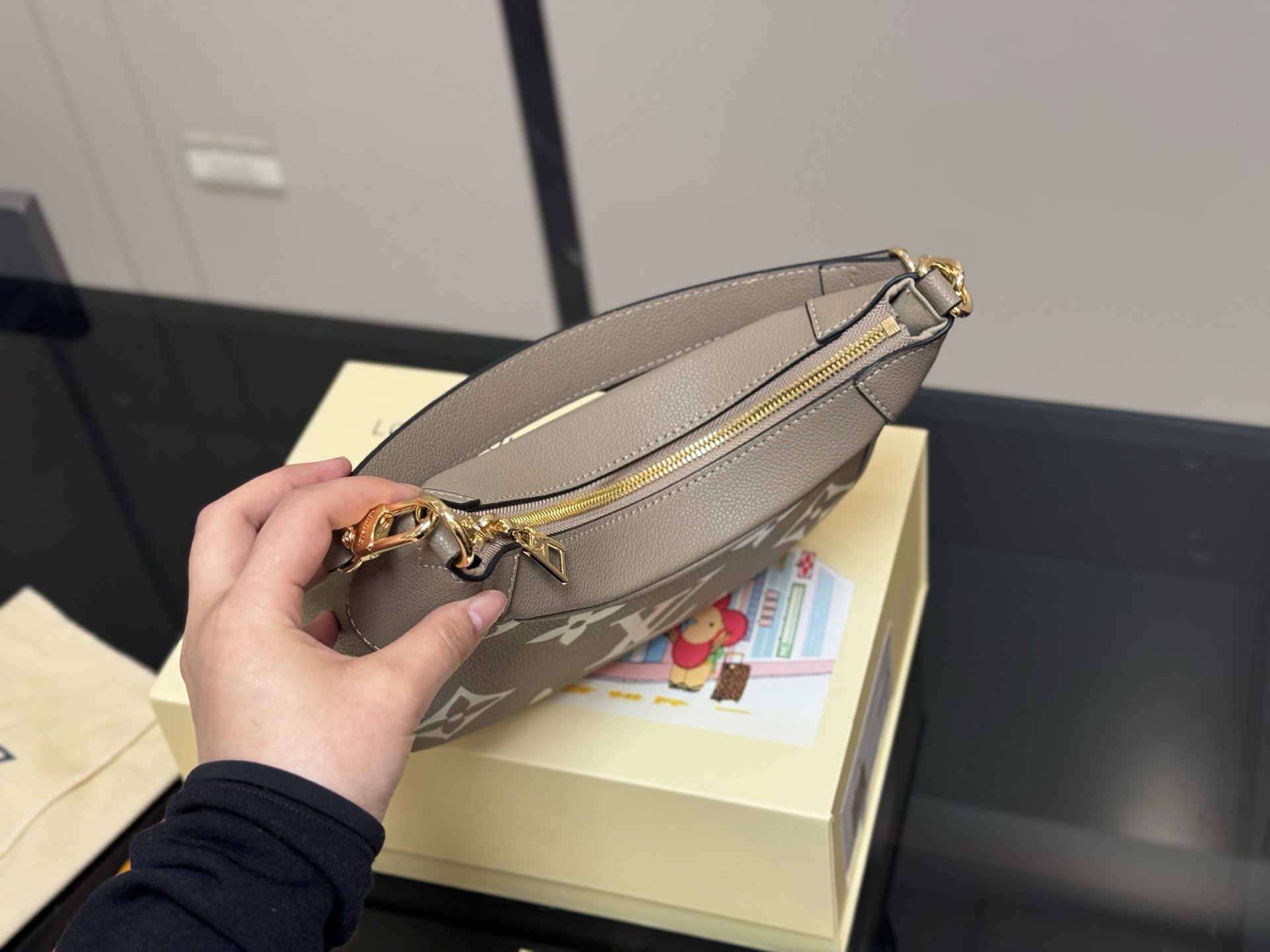 ❤️480包邮/原单代购级别
配折叠盒

size：23*18cm
路易威登Lv bagatelle 牛皮 腋下包
腋下背好看！
斜挎包也好看！
越看越耐看的包包！
上身效果奶奶的
爱到爆啦啦啦啦！
搜索🔍Lv 腋下包