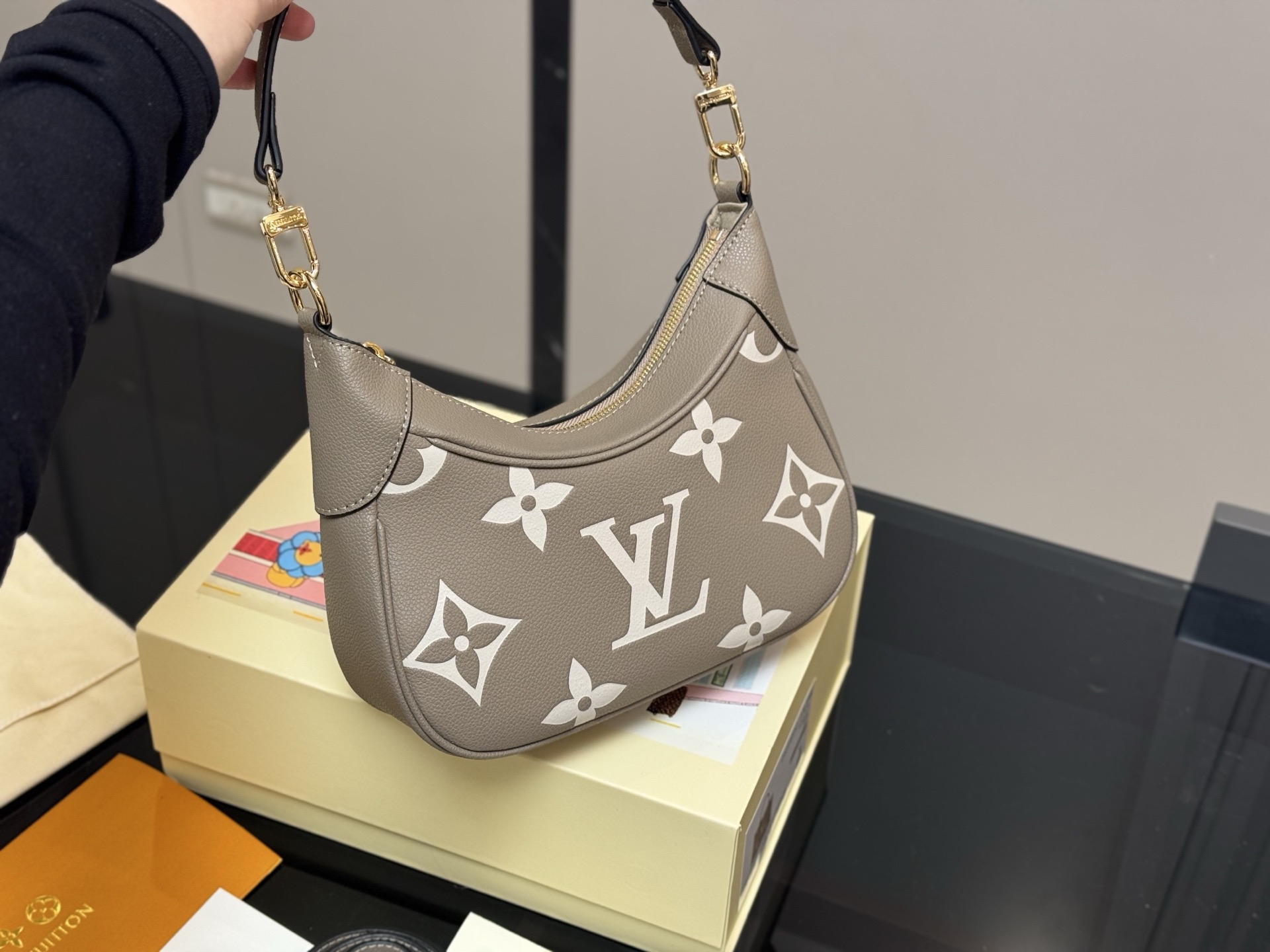 ❤️480包邮/原单代购级别
配折叠盒

size：23*18cm
路易威登Lv bagatelle 牛皮 腋下包
腋下背好看！
斜挎包也好看！
越看越耐看的包包！
上身效果奶奶的
爱到爆啦啦啦啦！
搜索🔍Lv 腋下包