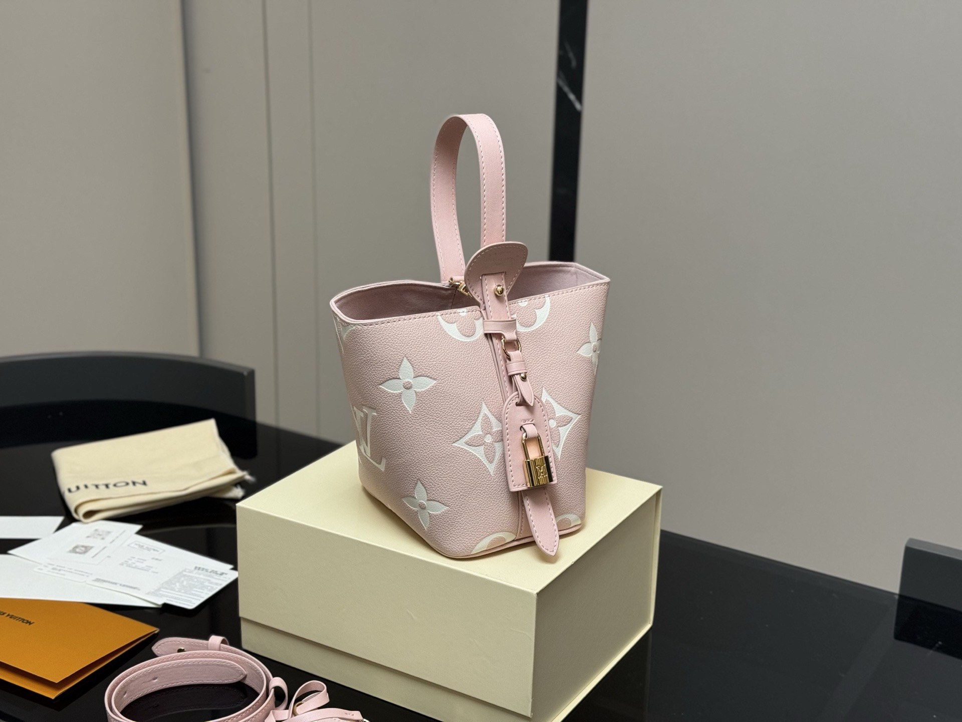 配折叠盒 LV中古包又一位当红炸子鸡来咯 一只看似中古中矩却又有点标新立异的包. 水桶包 尺寸:18.17cm