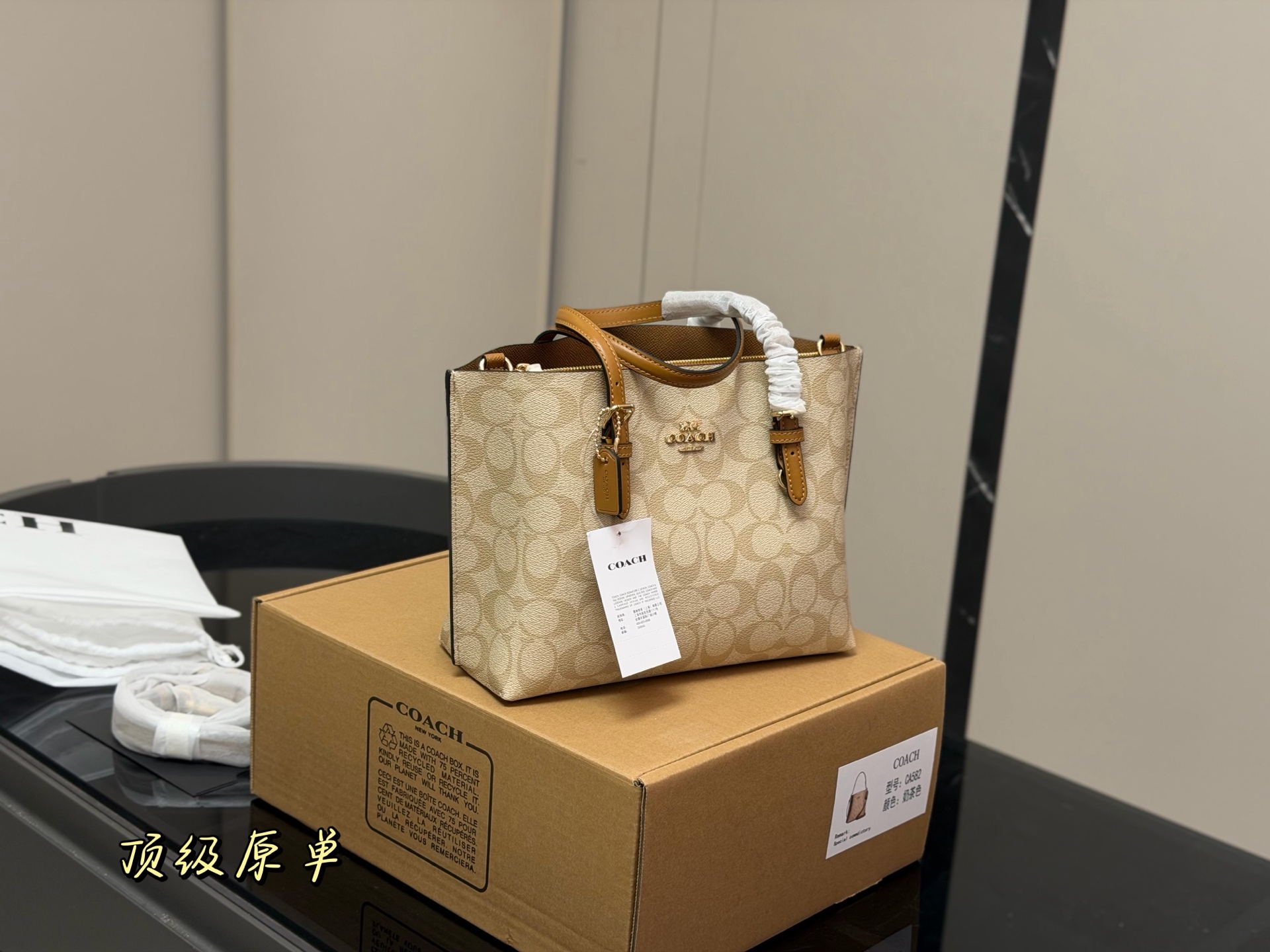 💰420 配盒(复刻版)
size:25*20cm
蔻驰 小号托特包Mollie Tote
等比例缩小版托特包,
手拎小巧,
但又有三个隔层!
实用满分100!
可以斜挎,解放双手!