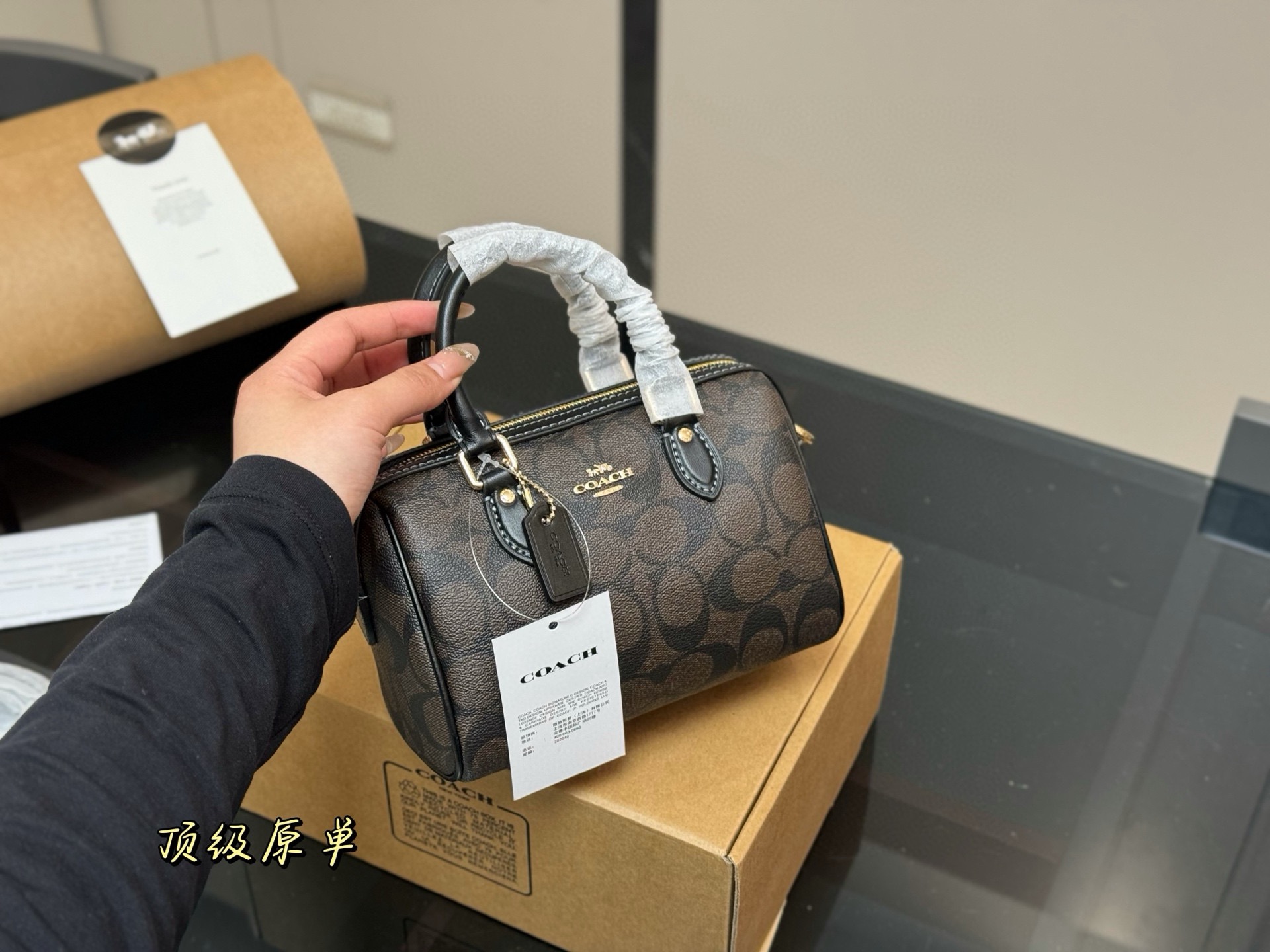 💰375 (全套包装)
size:18*12cm
蔻驰 迷你枕头包/新品
超级可爱的迷你波士顿
经典的小号的 Size
小小的身体,大大的容量!
渠道货很难得哦!
搜索🔍coach 枕头包