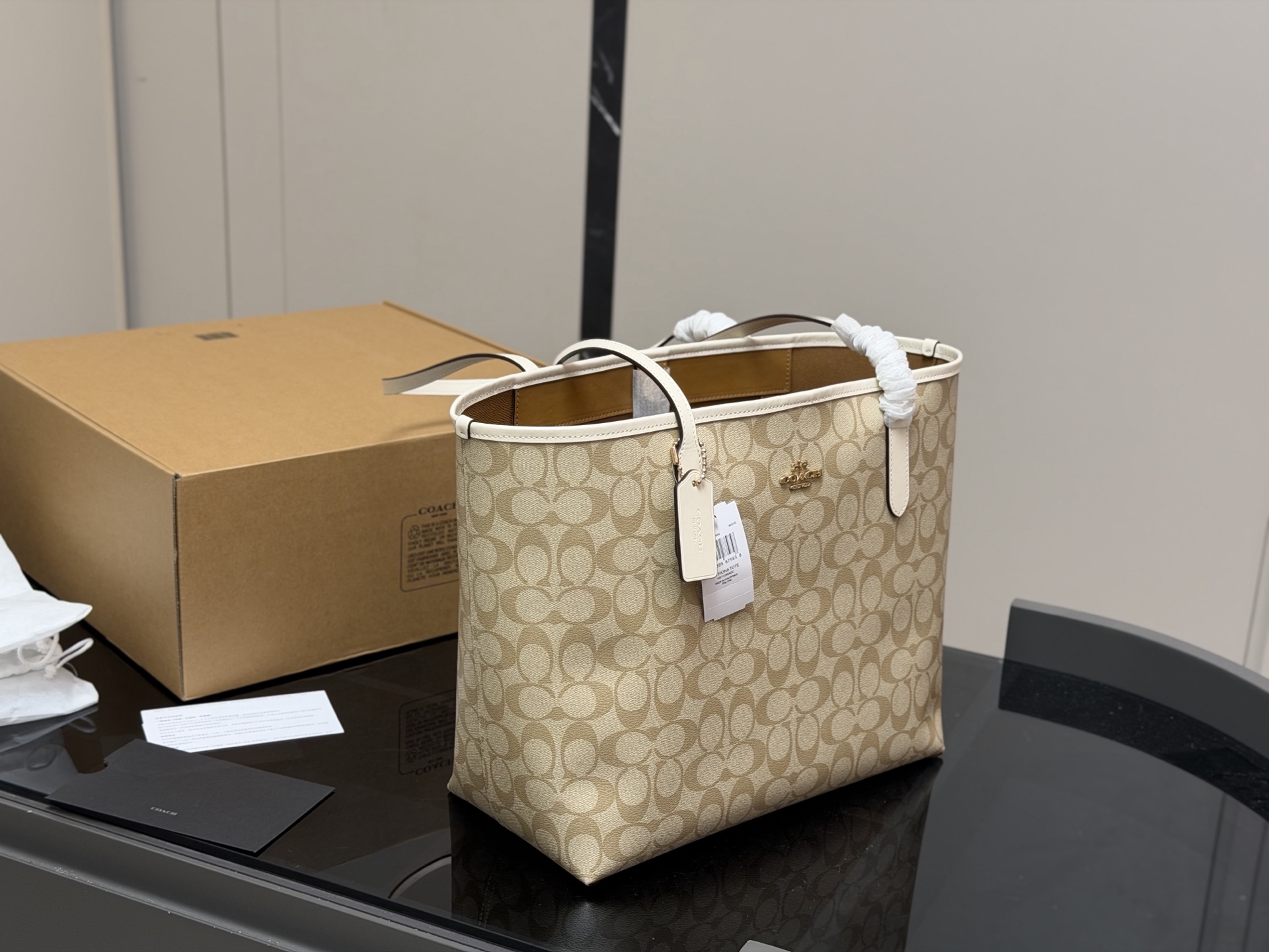 💰385(配飞机盒)复刻版
size:35*27cm
蔻驰 新款吸扣单面city托特包
经典logo购物袋tote包
最高版本!
⚠️这个小长假需要它⚠️
搜索🔍coach 购物袋