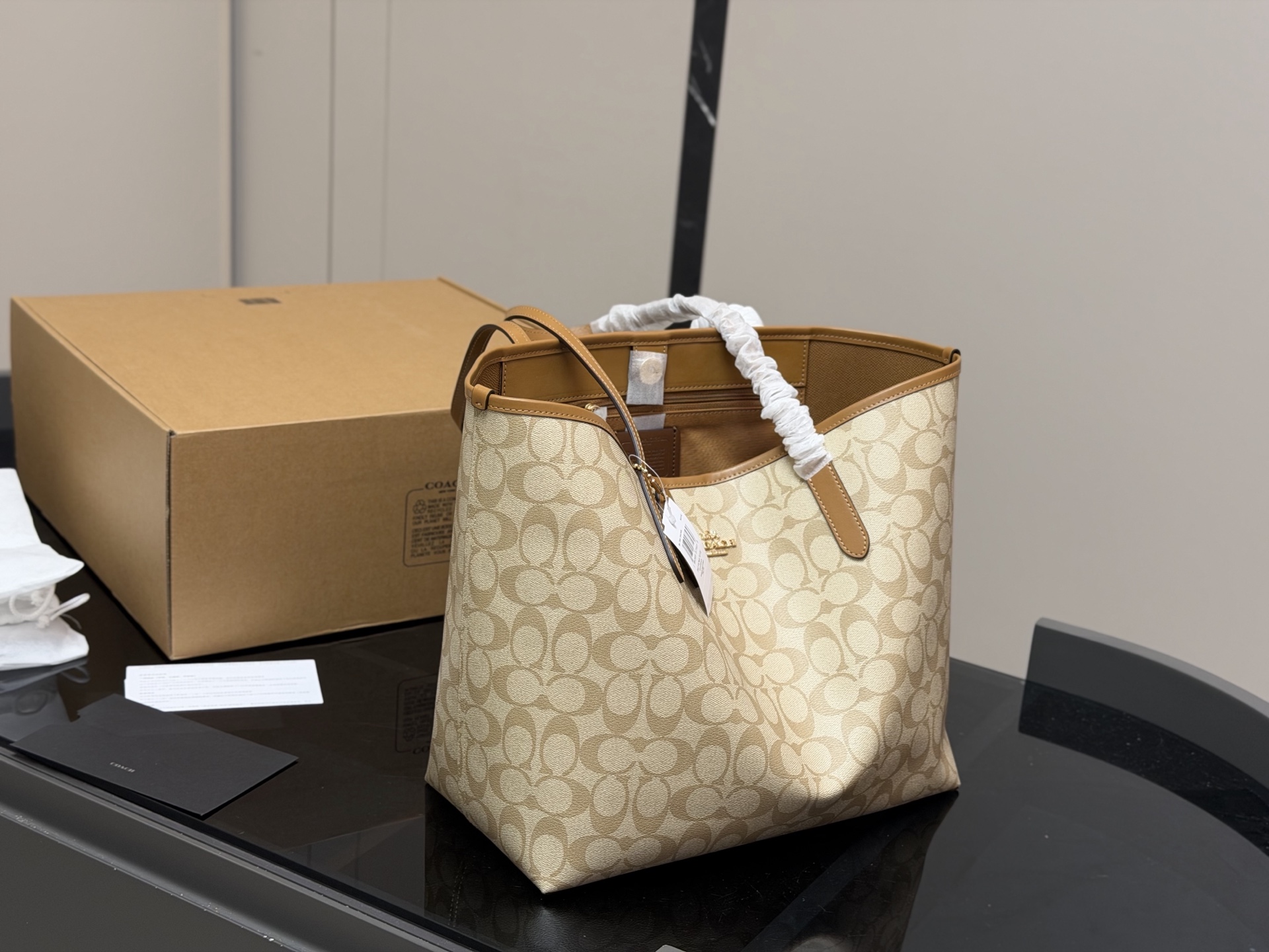 💰385(配飞机盒)复刻版
size:35*27cm
蔻驰 新款吸扣单面city托特包
经典logo购物袋tote包
最高版本!
⚠️这个小长假需要它⚠️
搜索🔍coach 购物袋