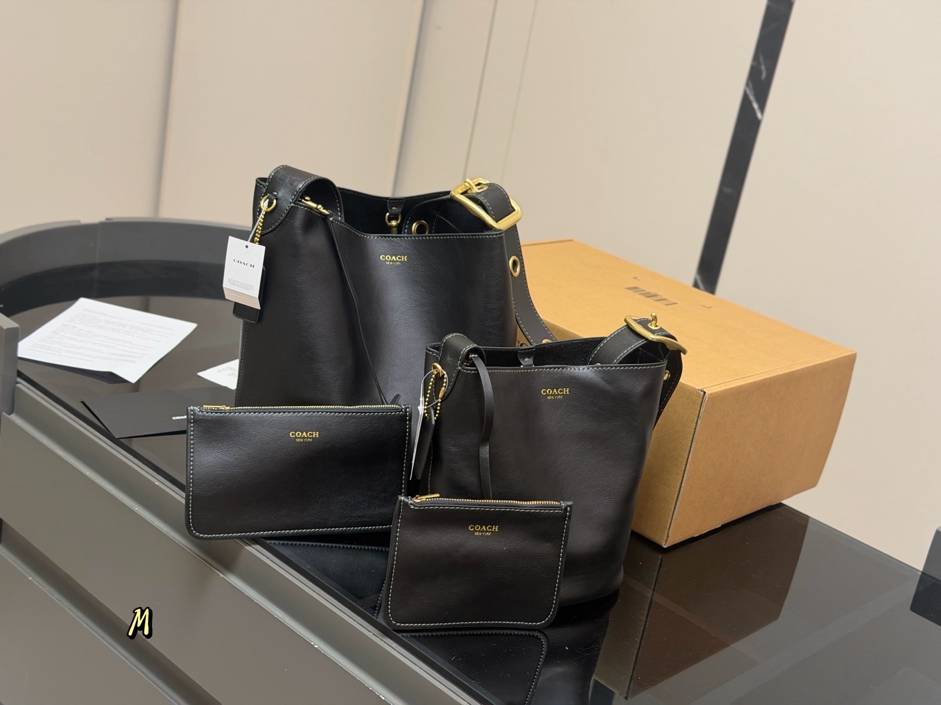 Con caja. Coach | ¿Quién puede resistirse a un bolso cubo tan bonito? ¡Estilo minimalista! Logo pequeño, todo…