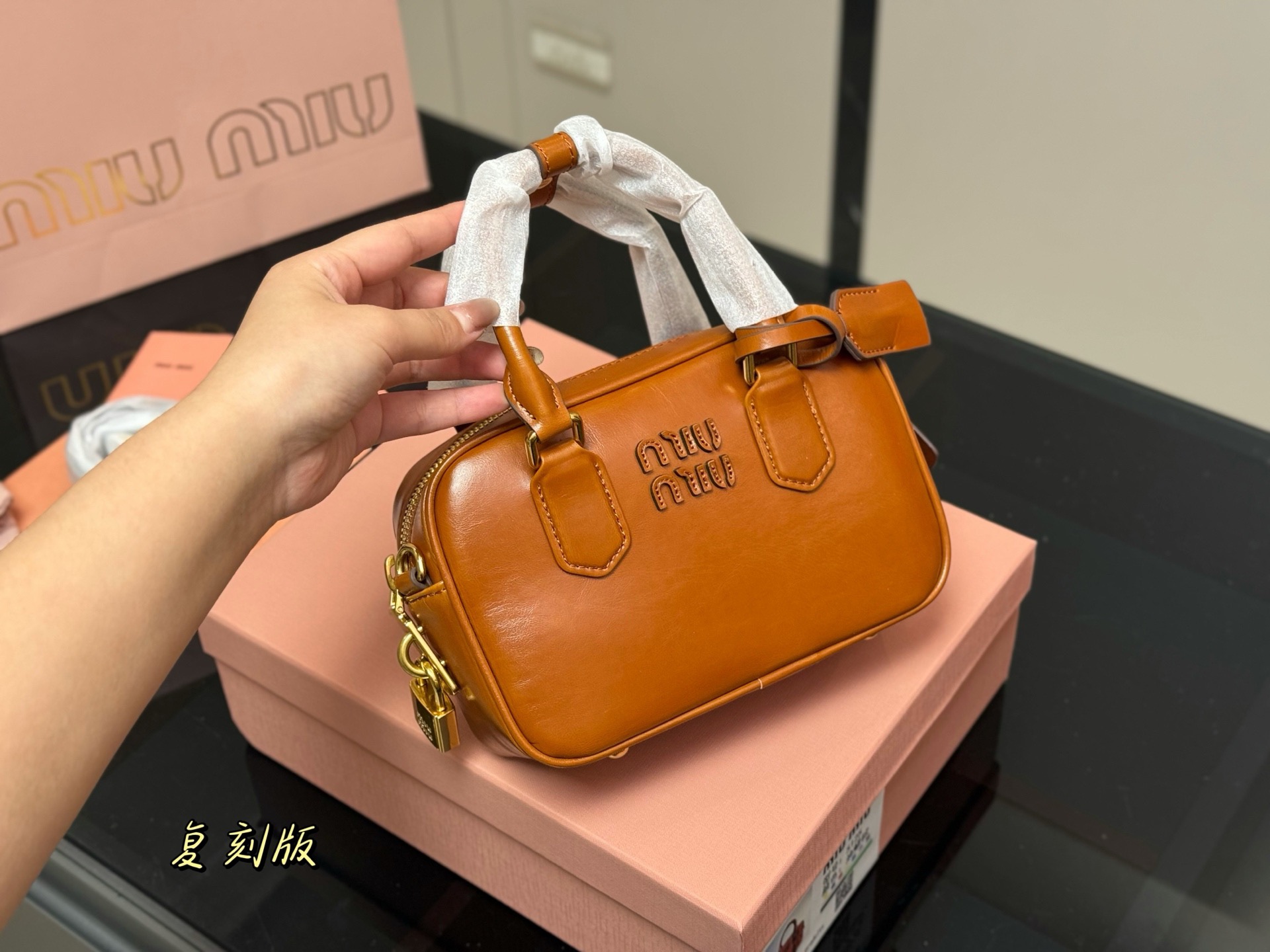 💰390 升级版配盒
size:20*13cm
miumiu保龄球/方块包
包包甜度刚好!
很难不爱啊啊!
可手拎也可斜挎
绝对不是小废包哦!容量足足的~~
出场就是miumiu小公主!